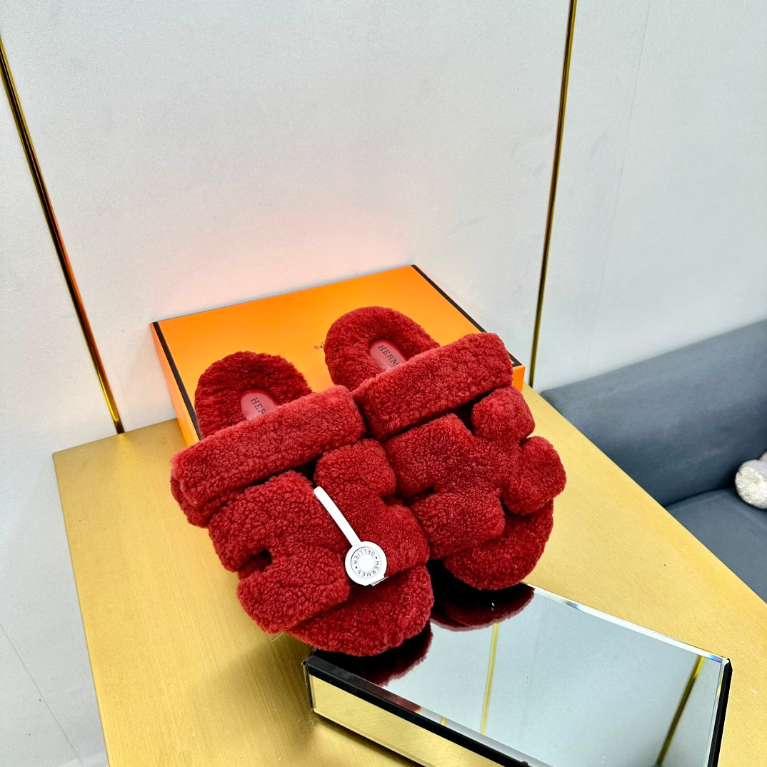 CHYPRE SANDAL IN SCARLET RED SHEARLING - 35