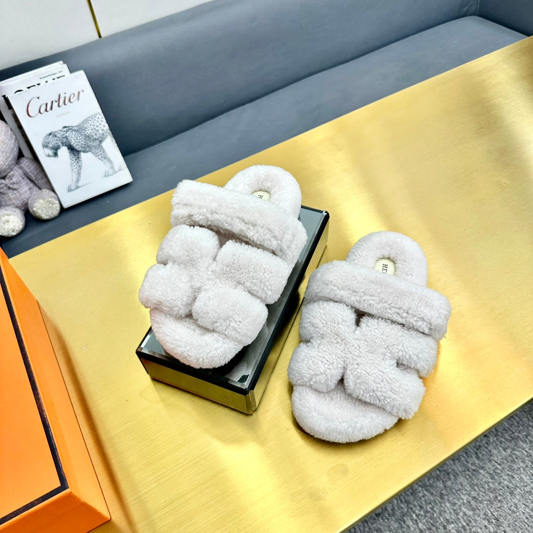 CHYPRE SANDAL IN WHITE SHEARLING - 35