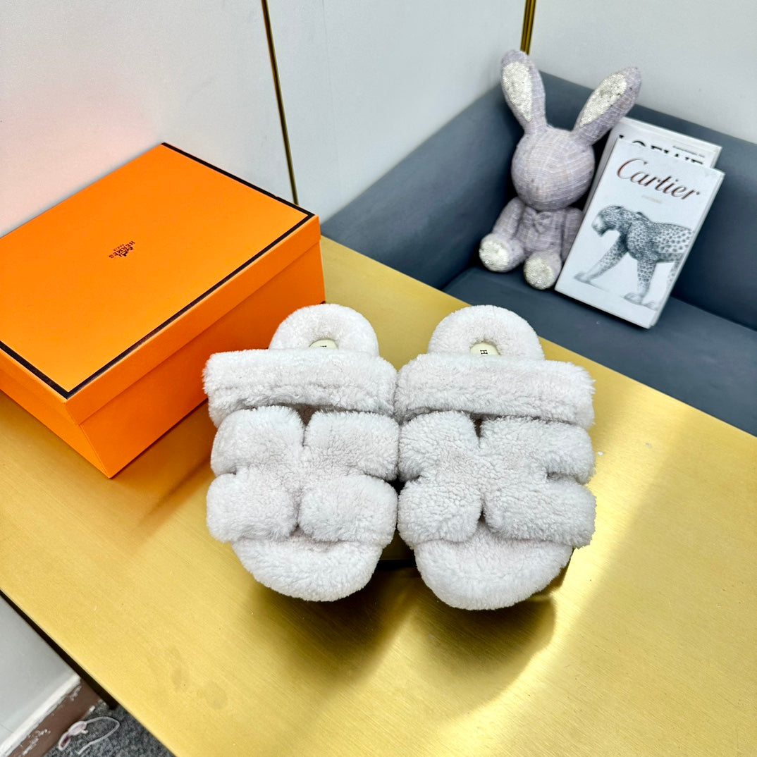 CHYPRE SANDAL IN WHITE SHEARLING - 35
