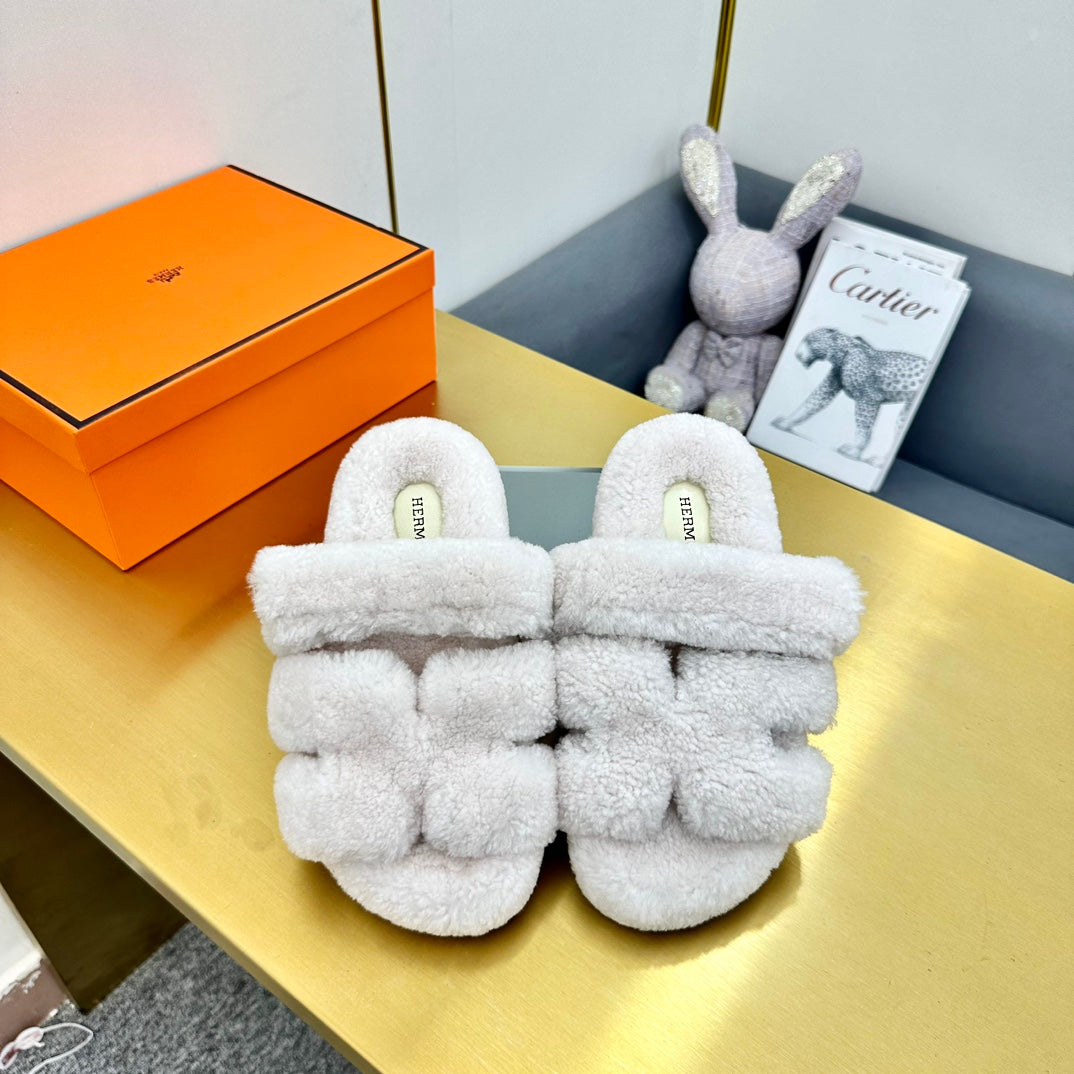 CHYPRE SANDAL IN WHITE SHEARLING - 35