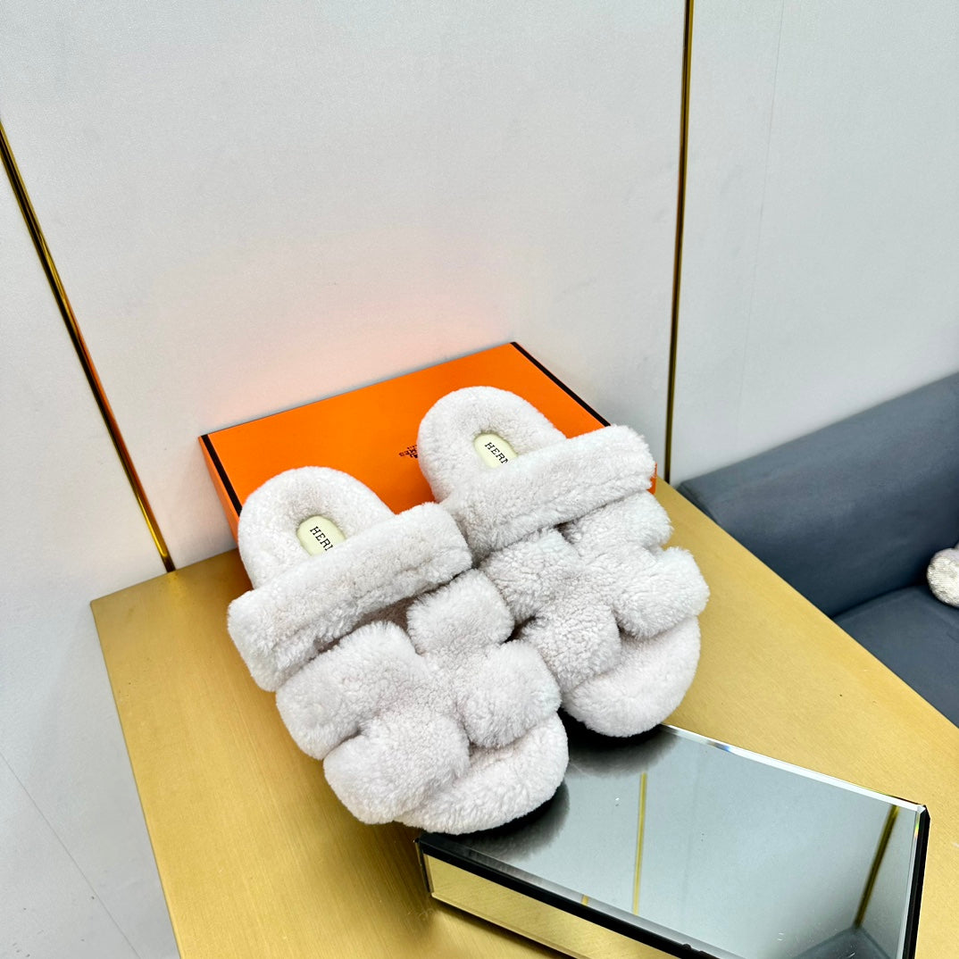 CHYPRE SANDAL IN WHITE SHEARLING - 35