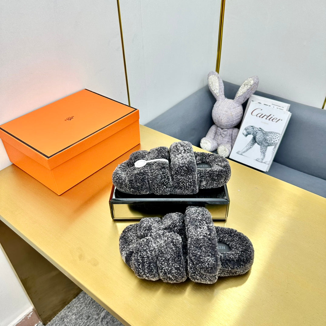 CHYPRE SANDAL IN DARK GRAY SHEARLING - 35