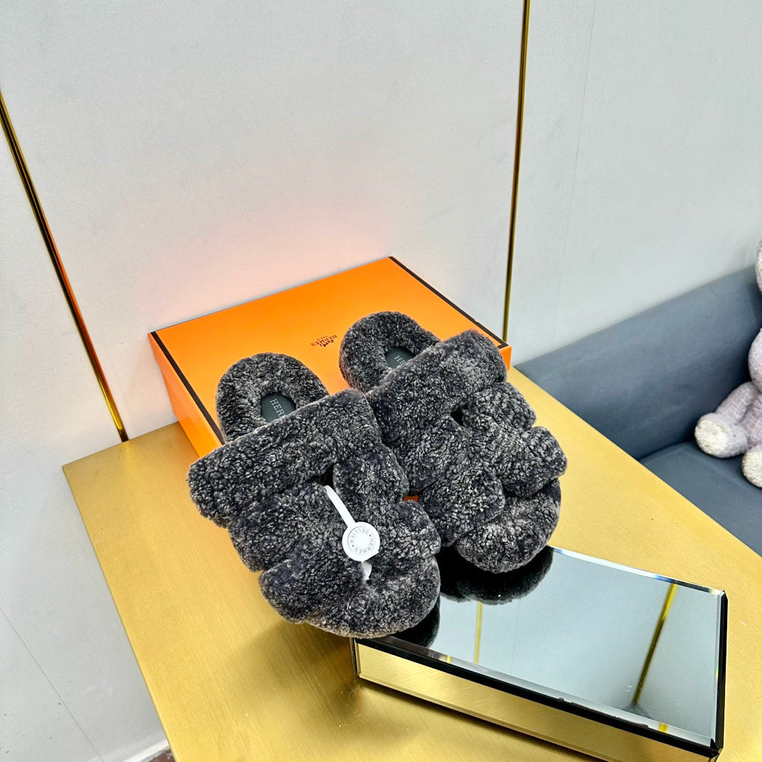 CHYPRE SANDAL IN DARK GRAY SHEARLING - 35