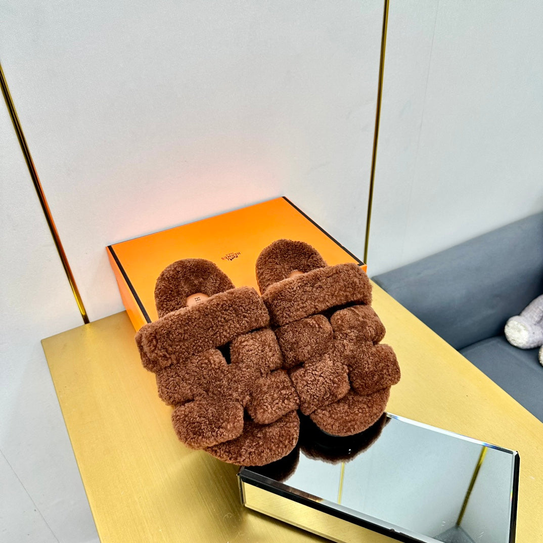 CHYPRE SANDAL IN UMBER BROWN SHEARLING - 35