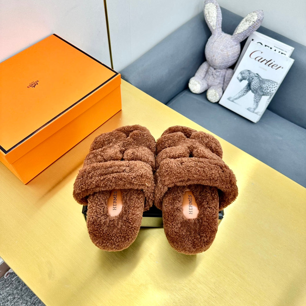 CHYPRE SANDAL IN UMBER BROWN SHEARLING - 35