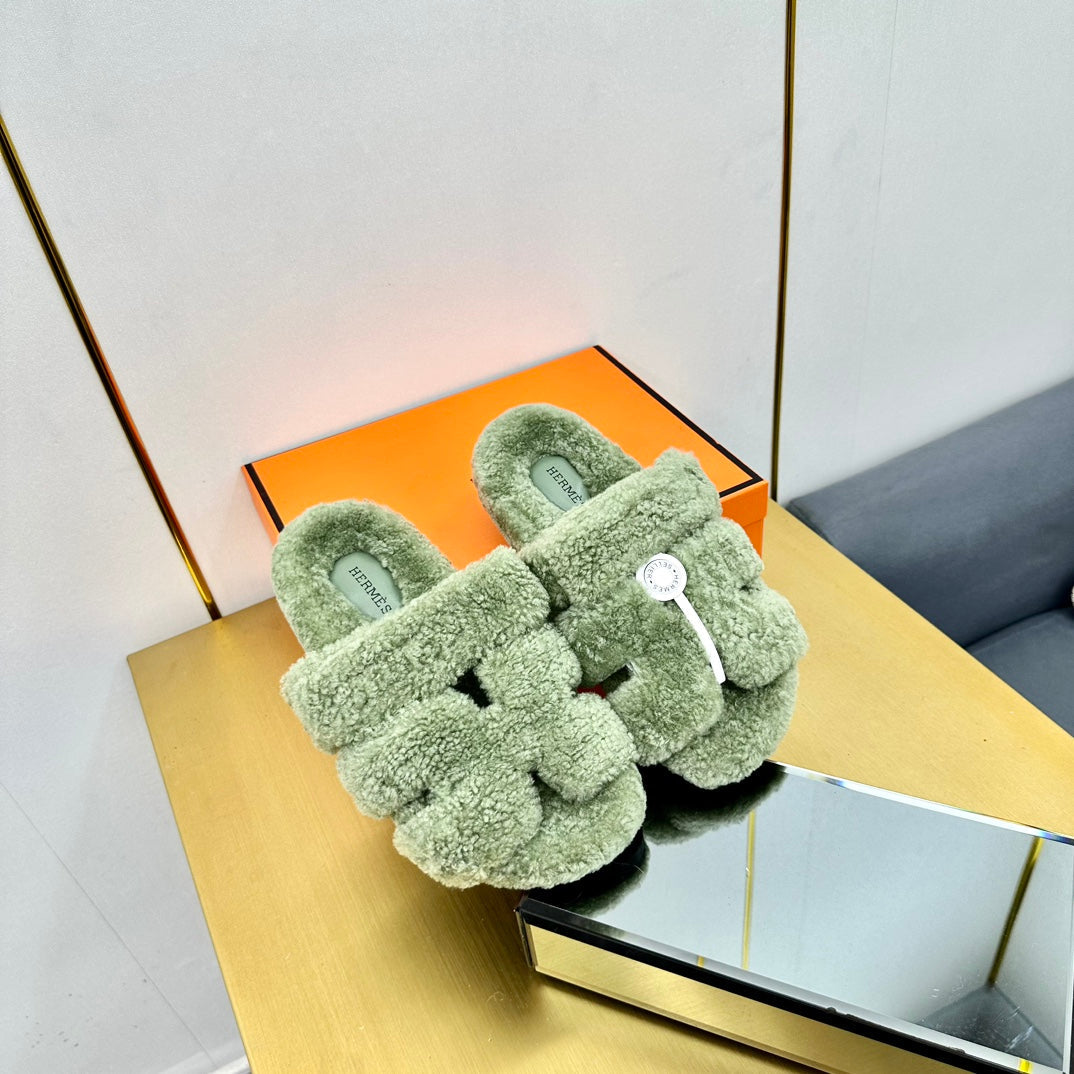 CHYPRE SANDAL IN JADE GREEN SHEARLING - 35