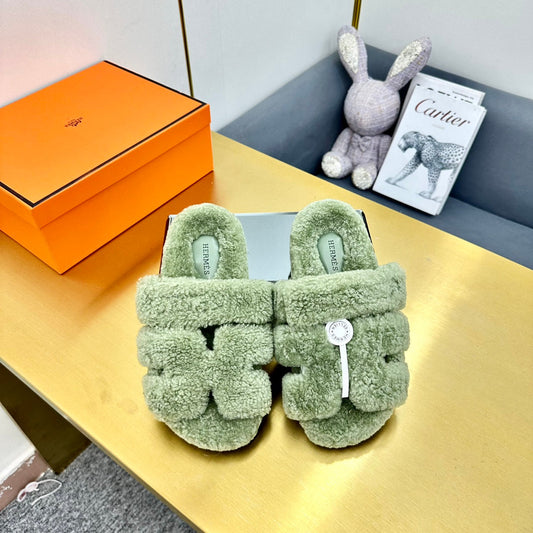 CHYPRE SANDAL IN JADE GREEN SHEARLING - 35