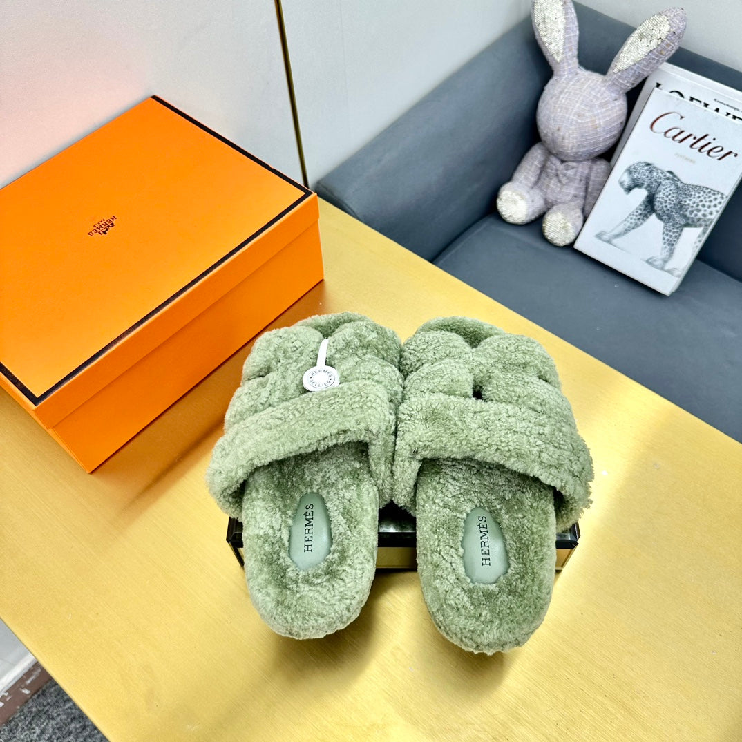 CHYPRE SANDAL IN JADE GREEN SHEARLING - 35