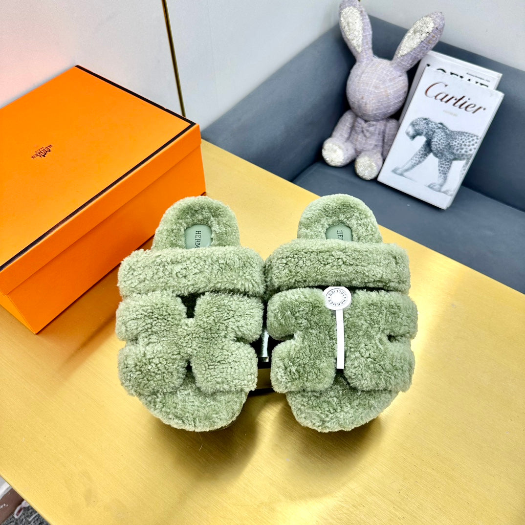 CHYPRE SANDAL IN JADE GREEN SHEARLING - 35