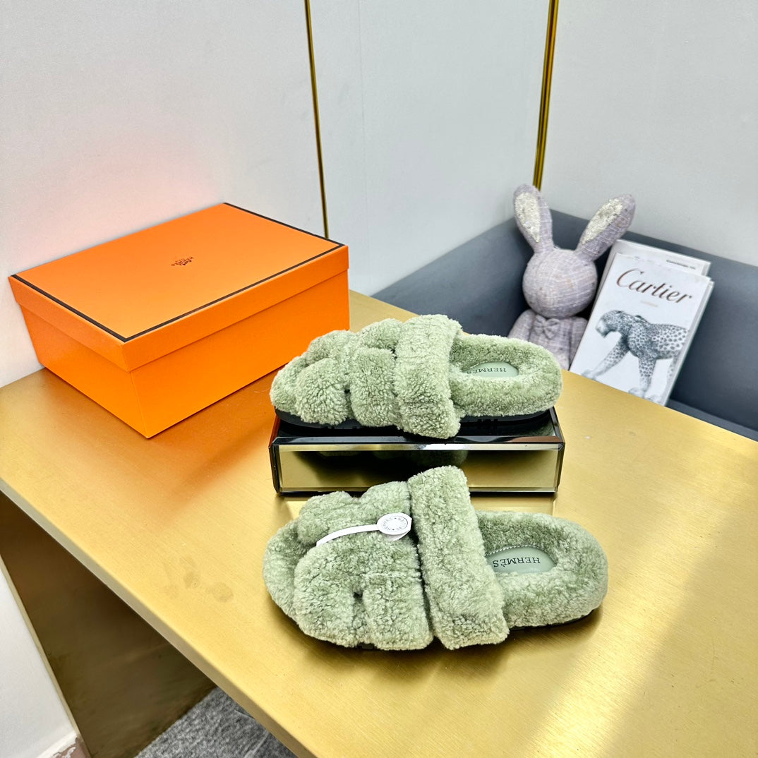 CHYPRE SANDAL IN JADE GREEN SHEARLING - 35