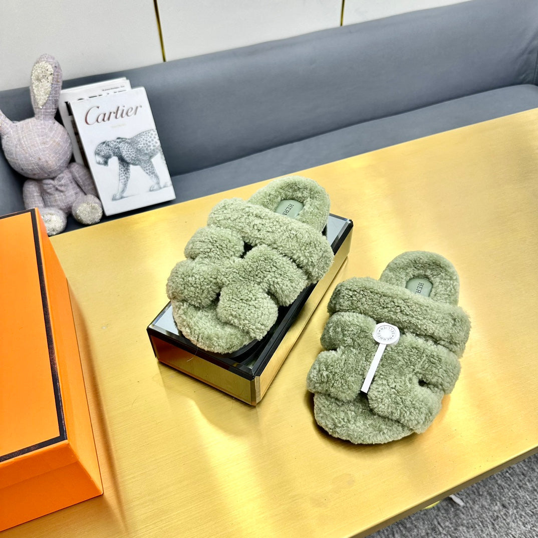 CHYPRE SANDAL IN JADE GREEN SHEARLING - 35