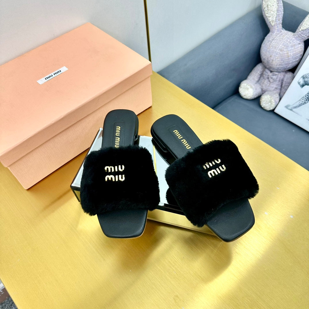 BLACK SLIPPERS LAMB FUR - 35