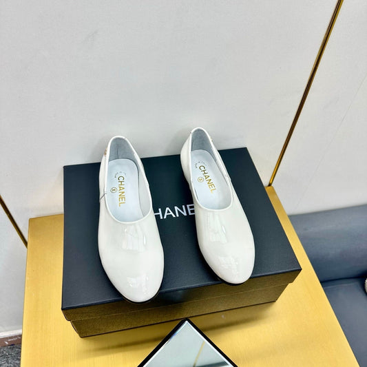 CC SIMPLE FLATS 25S IN WHITE GLOSSY LEATHER - 35