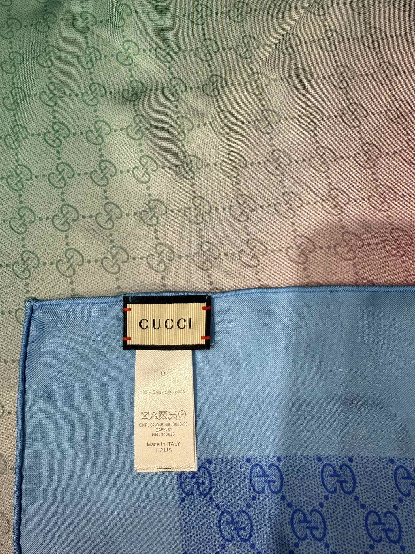 GUCCI 25S SCARF 90 IN SILK 737221
