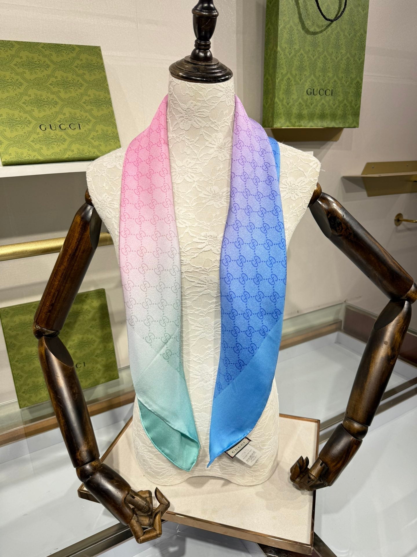 GUCCI 25S SCARF 90 IN SILK 737221
