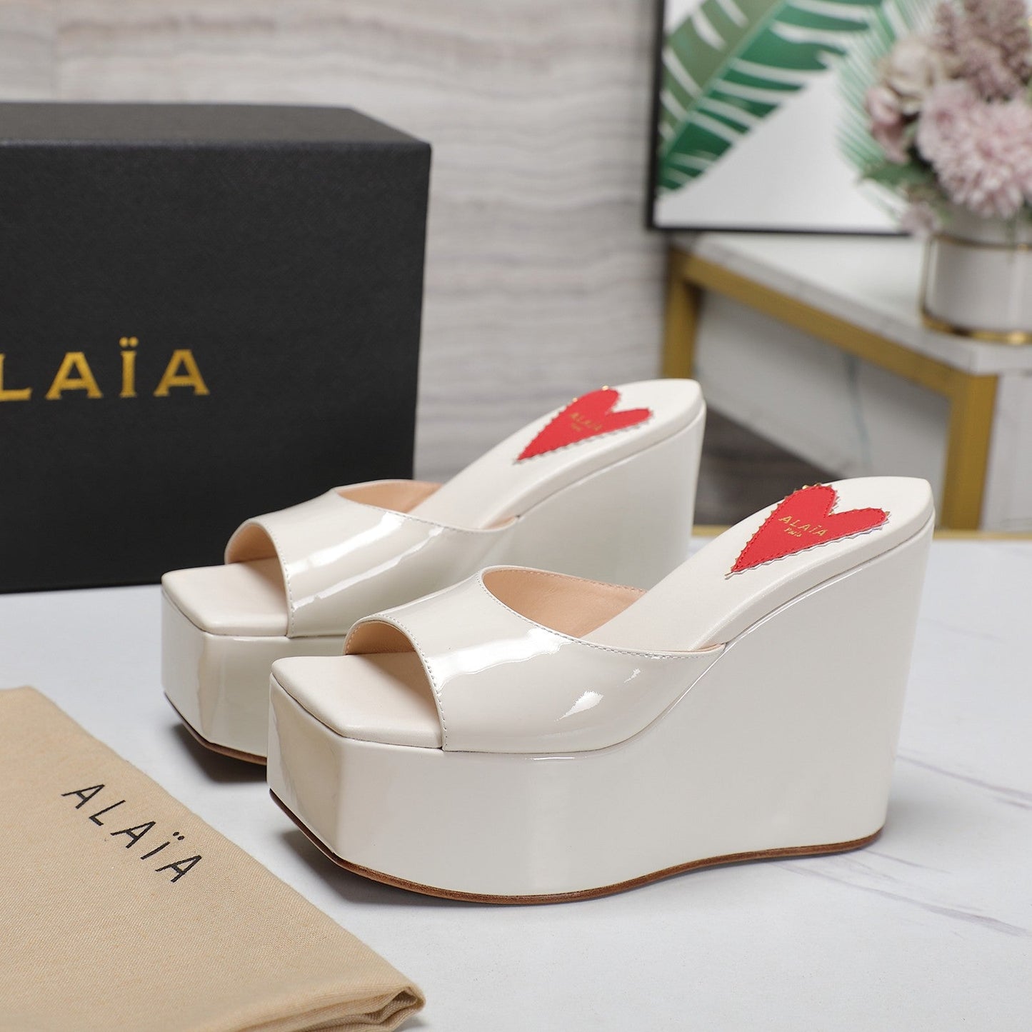 ALAIA PLATFORM WEDGE IN WHITE TAN LAMBSKIN WITH RED HEART - 35