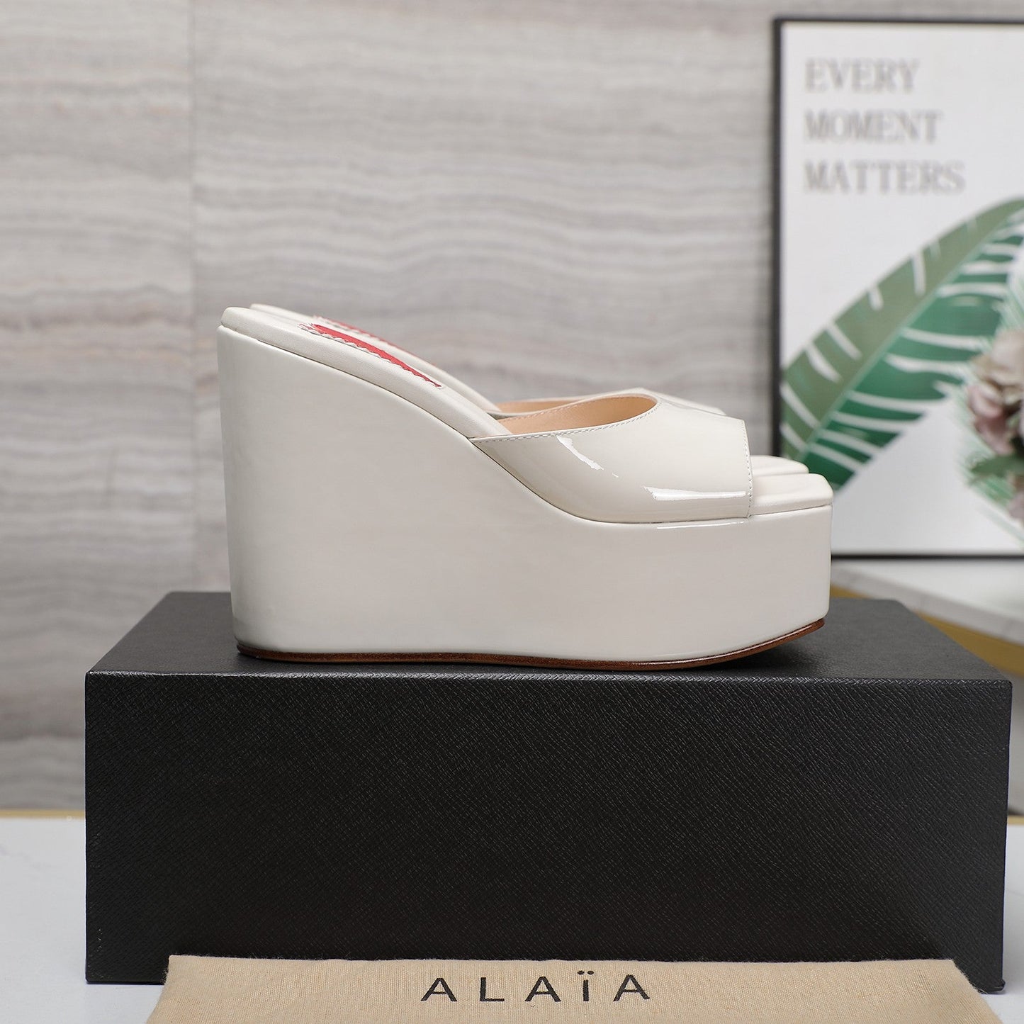 ALAIA PLATFORM WEDGE IN WHITE TAN LAMBSKIN WITH RED HEART - 35