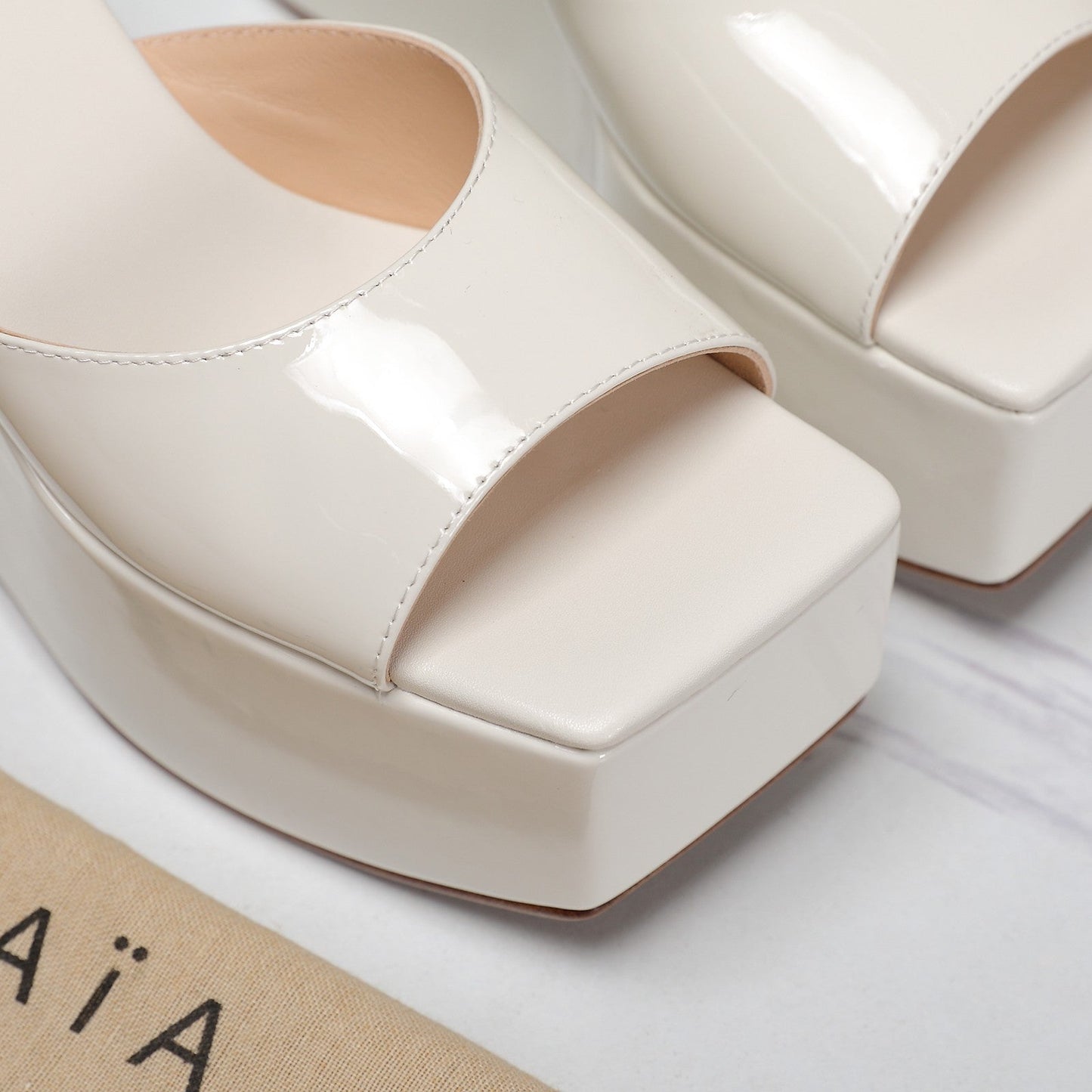 ALAIA PLATFORM WEDGE IN WHITE TAN LAMBSKIN WITH RED HEART - 35