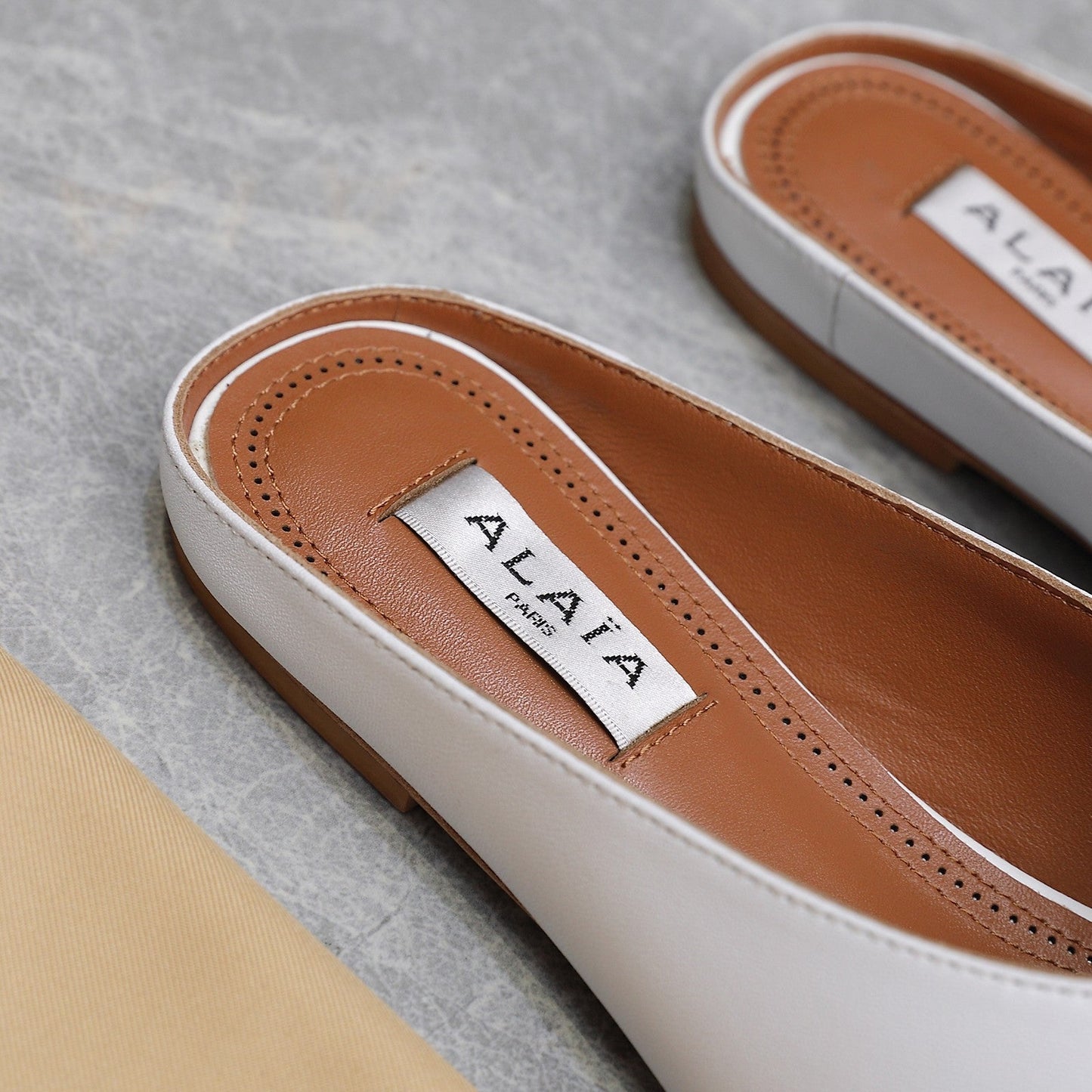 ALAIA FLAT MULE IN WHITE LAMBSKIN - 34
