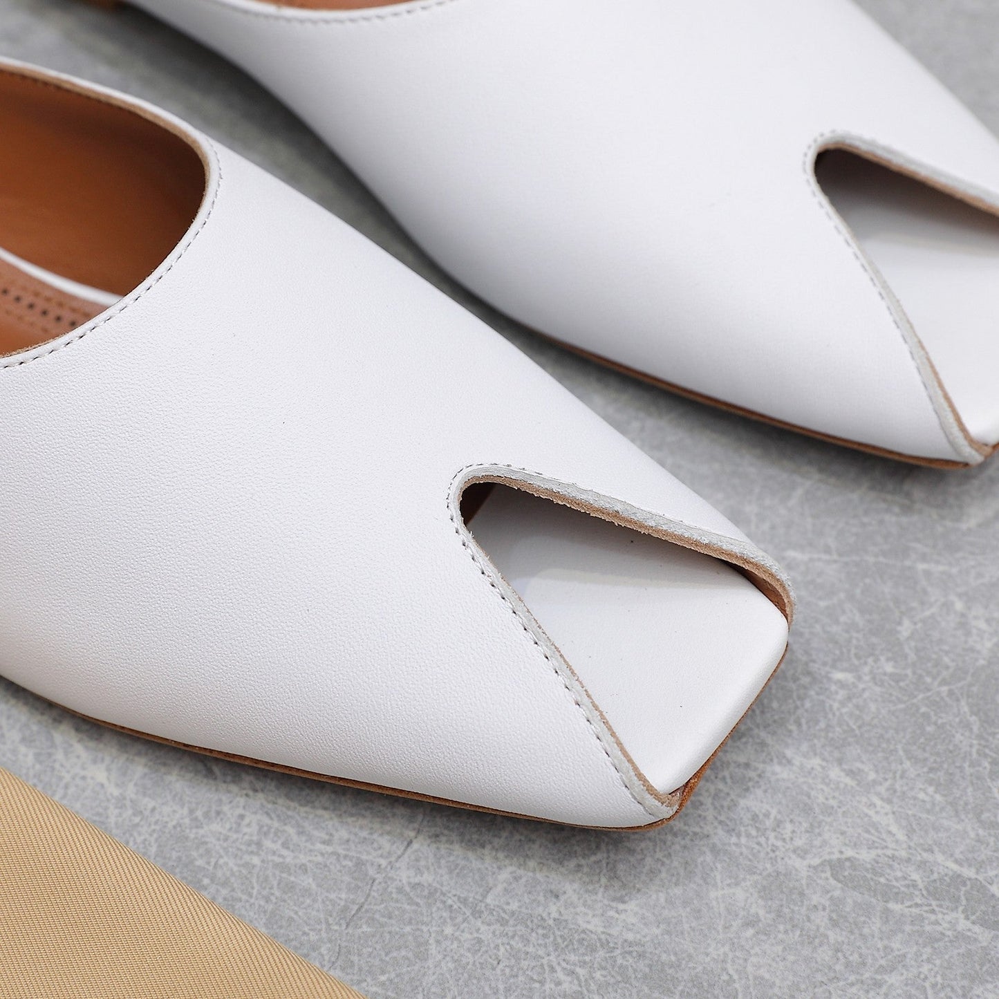 ALAIA FLAT MULE IN WHITE LAMBSKIN - 34