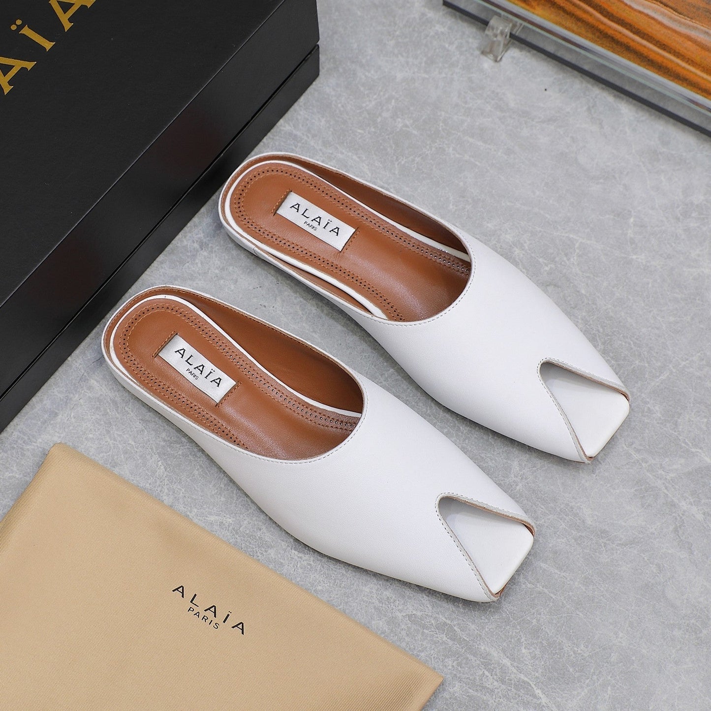 ALAIA FLAT MULE IN WHITE LAMBSKIN - 34