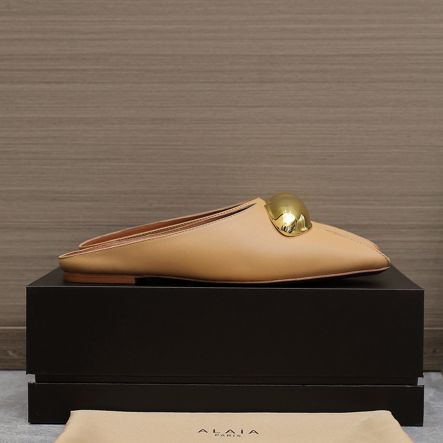 ALAIA FLAT MULE IN SEPIA TAN LAMBSKIN WITH GOLD HARDWARE - 34