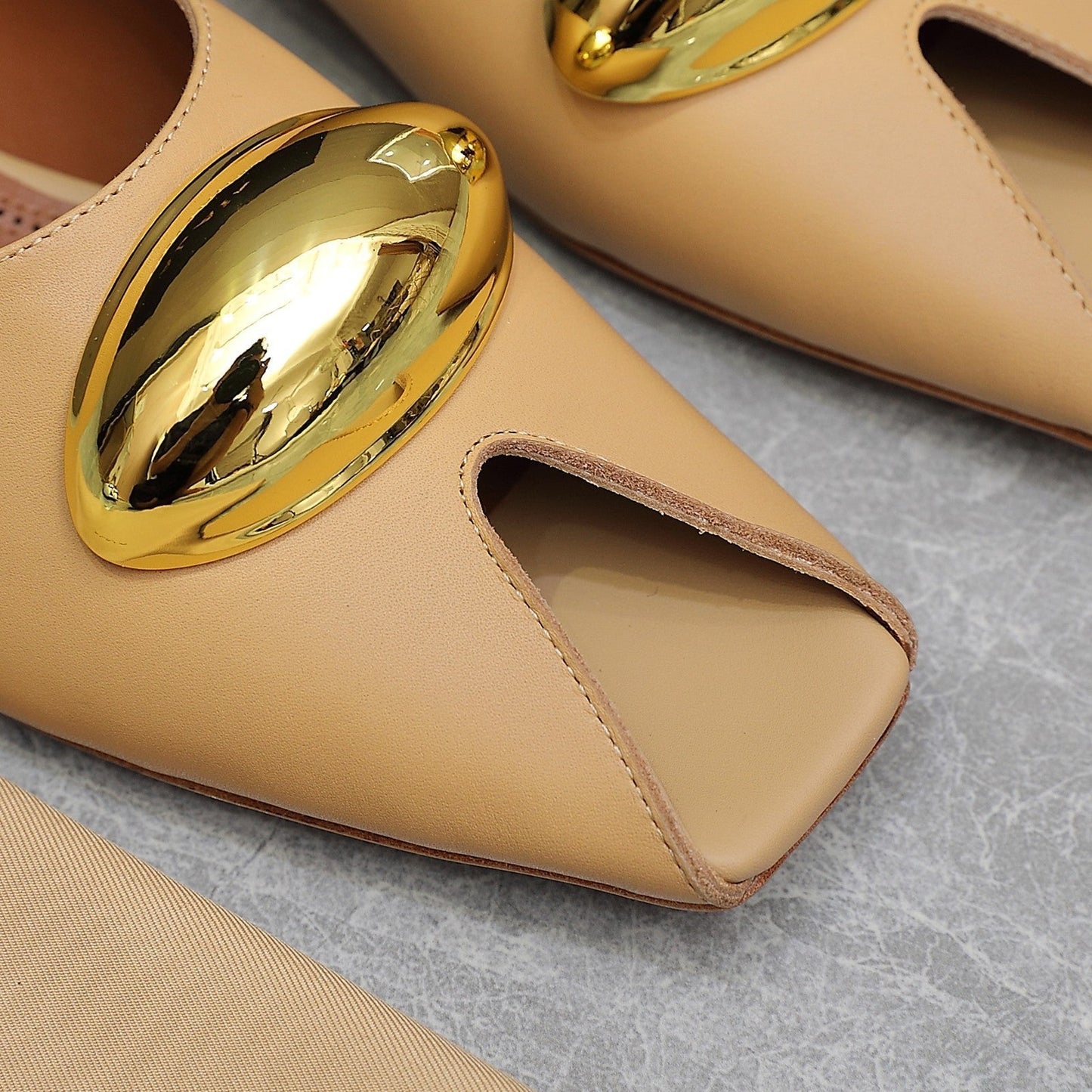 ALAIA FLAT MULE IN SEPIA TAN LAMBSKIN WITH GOLD HARDWARE - 34