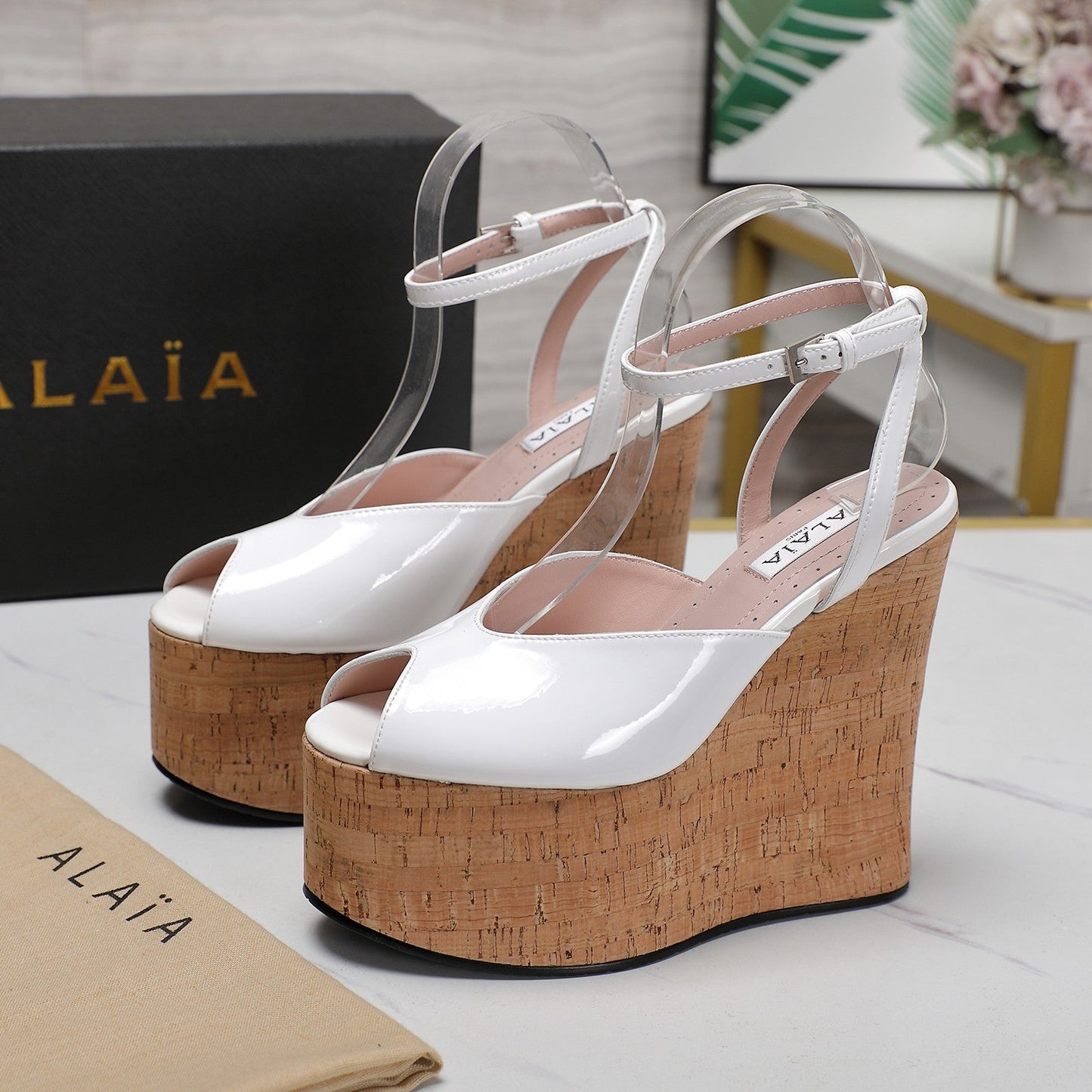 ALAIA WEDGE SANDAL IN WHITE GLOSSY CALFSKIN AND BEIGE RUBBER - 35