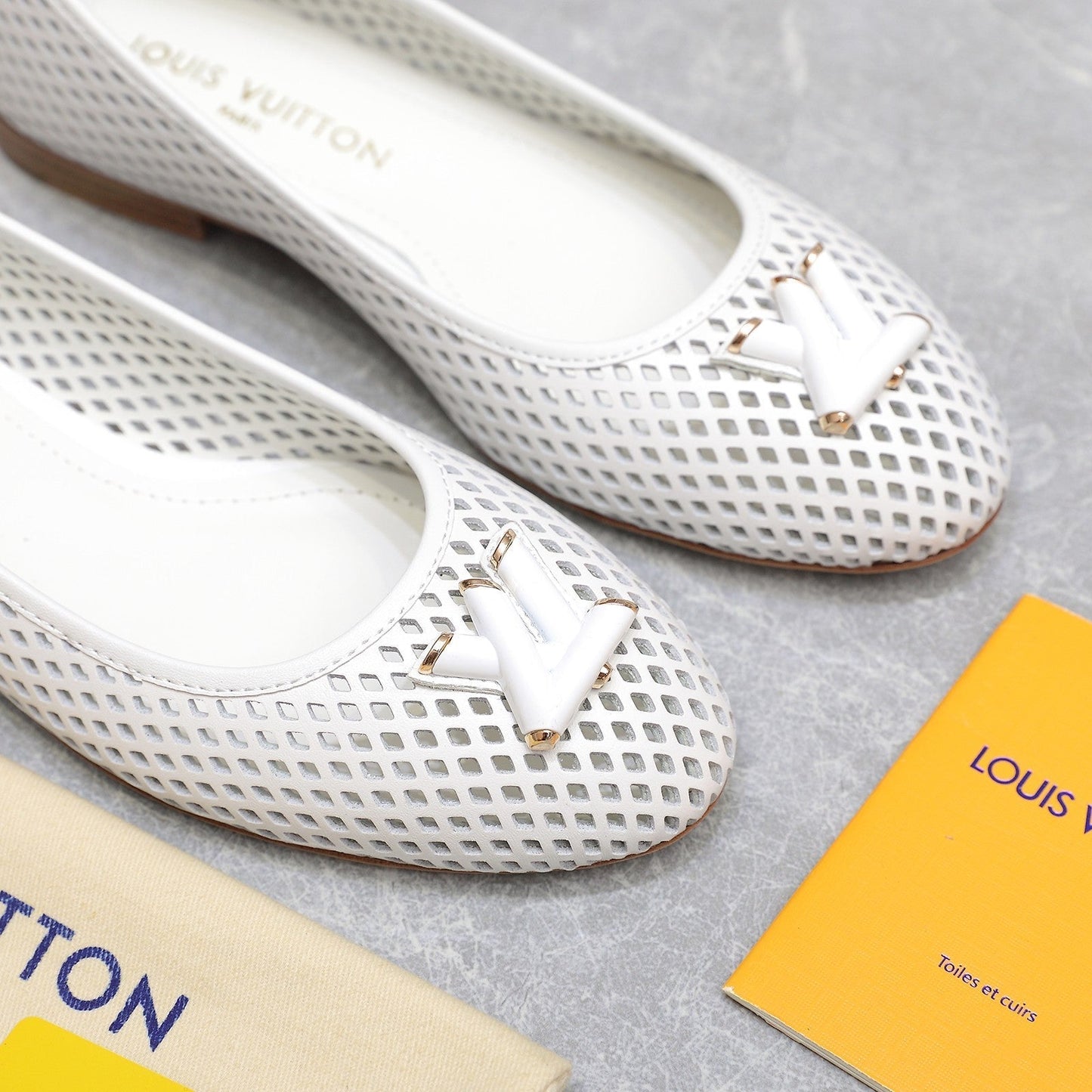 LV WOMEN'S BALLET FLAT IN WHITE CALFSKIN WITH PERFORATION CRAFTMANSHIP - 35
