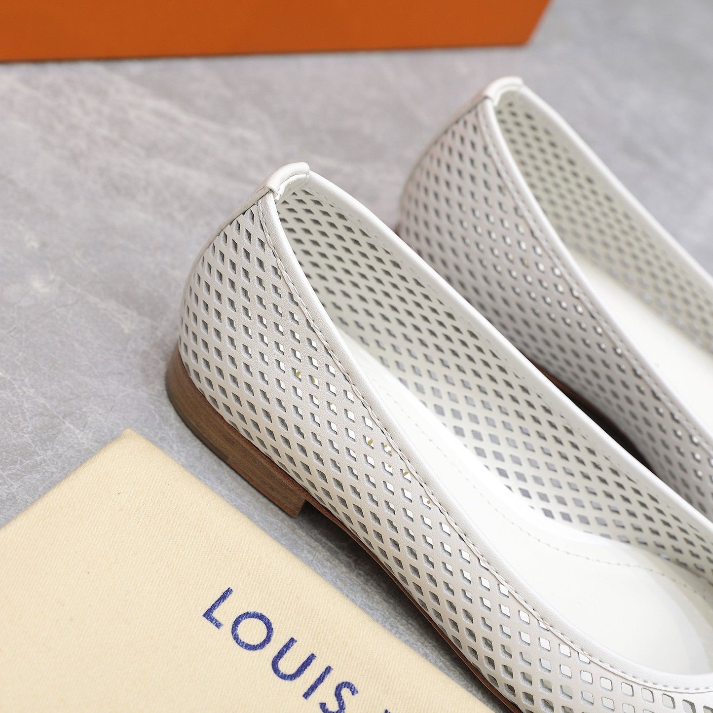 LV WOMEN'S BALLET FLAT IN WHITE CALFSKIN WITH PERFORATION CRAFTMANSHIP - 35