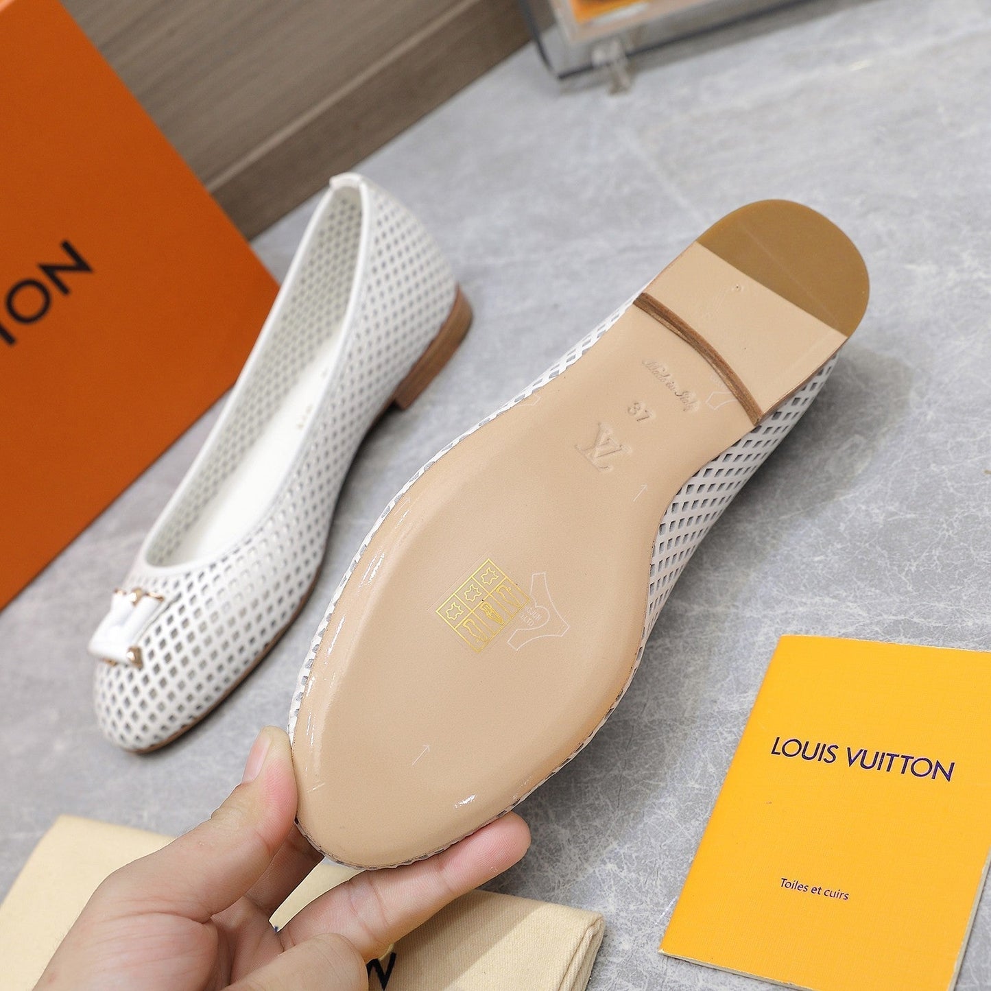 LV WOMEN'S BALLET FLAT IN WHITE CALFSKIN WITH PERFORATION CRAFTMANSHIP - 35