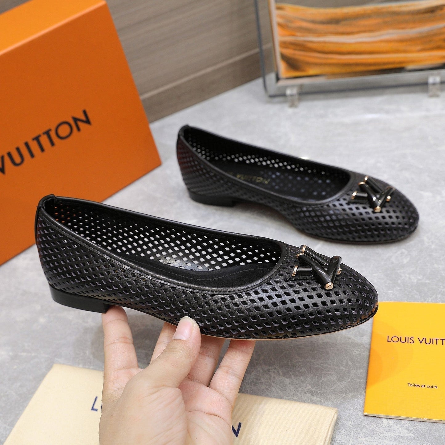 LV WOMEN'S BALLET FLAT IN BLACK CALFSKIN WITH PERFORATION CRAFTMANSHIP - 35