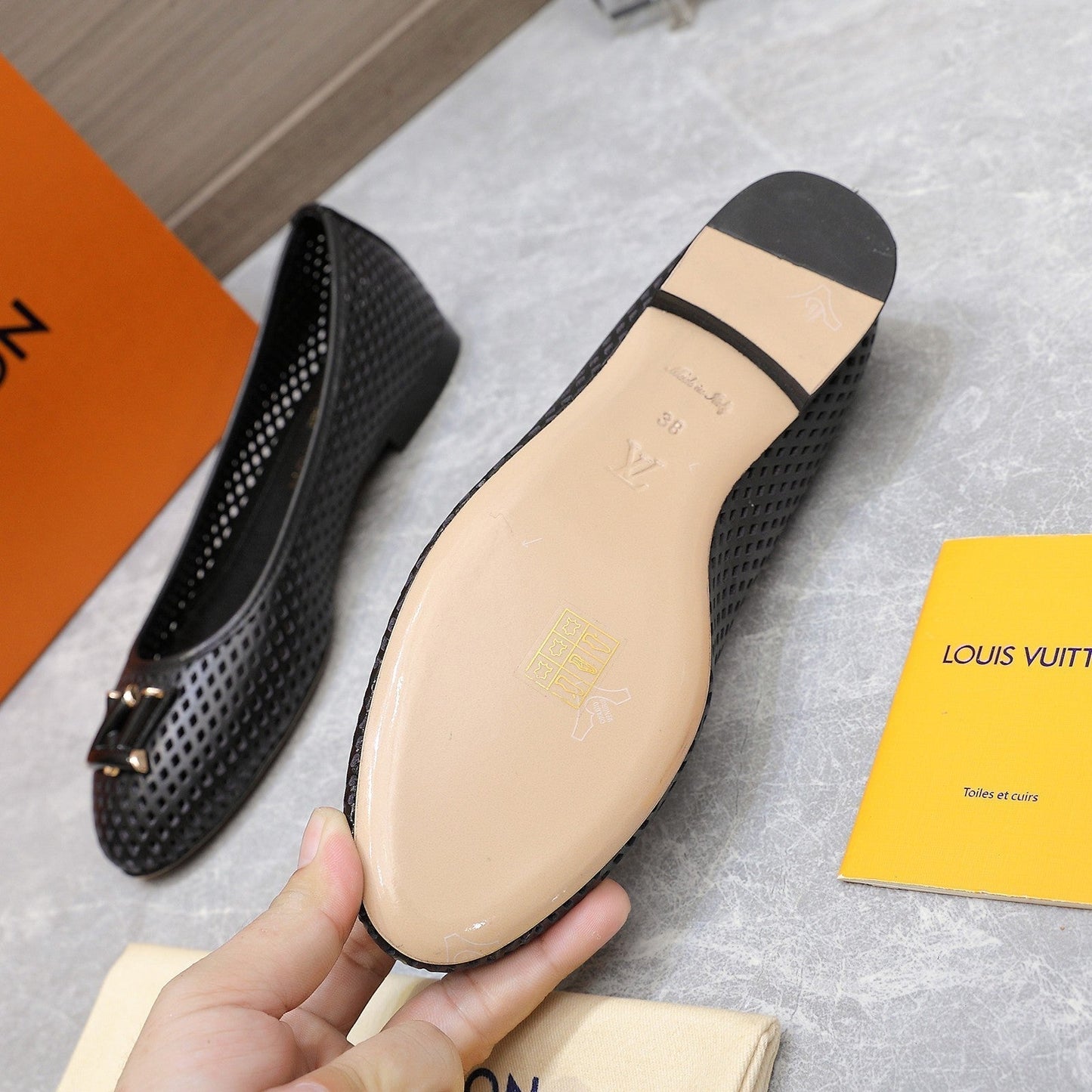 LV WOMEN'S BALLET FLAT IN BLACK CALFSKIN WITH PERFORATION CRAFTMANSHIP - 35