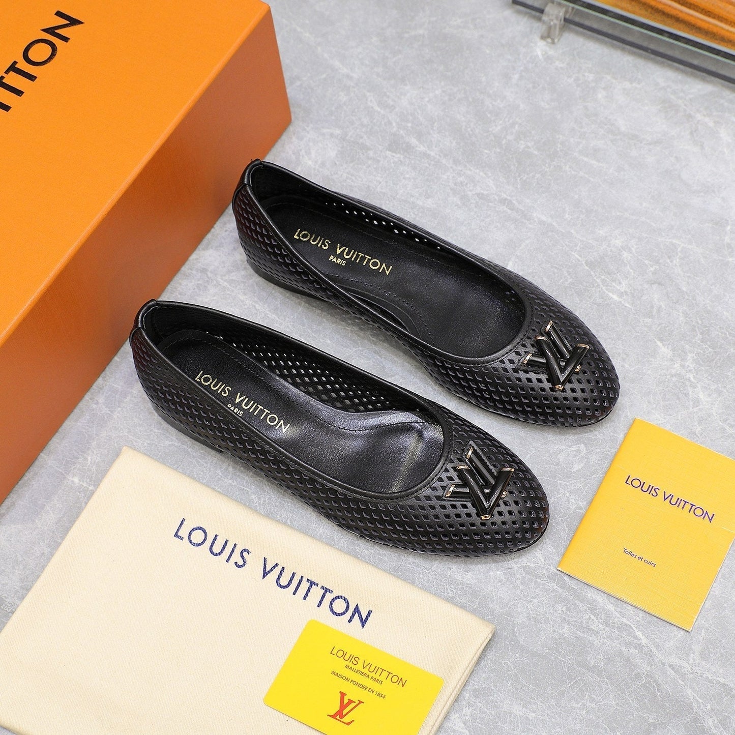 LV WOMEN'S BALLET FLAT IN BLACK CALFSKIN WITH PERFORATION CRAFTMANSHIP - 35