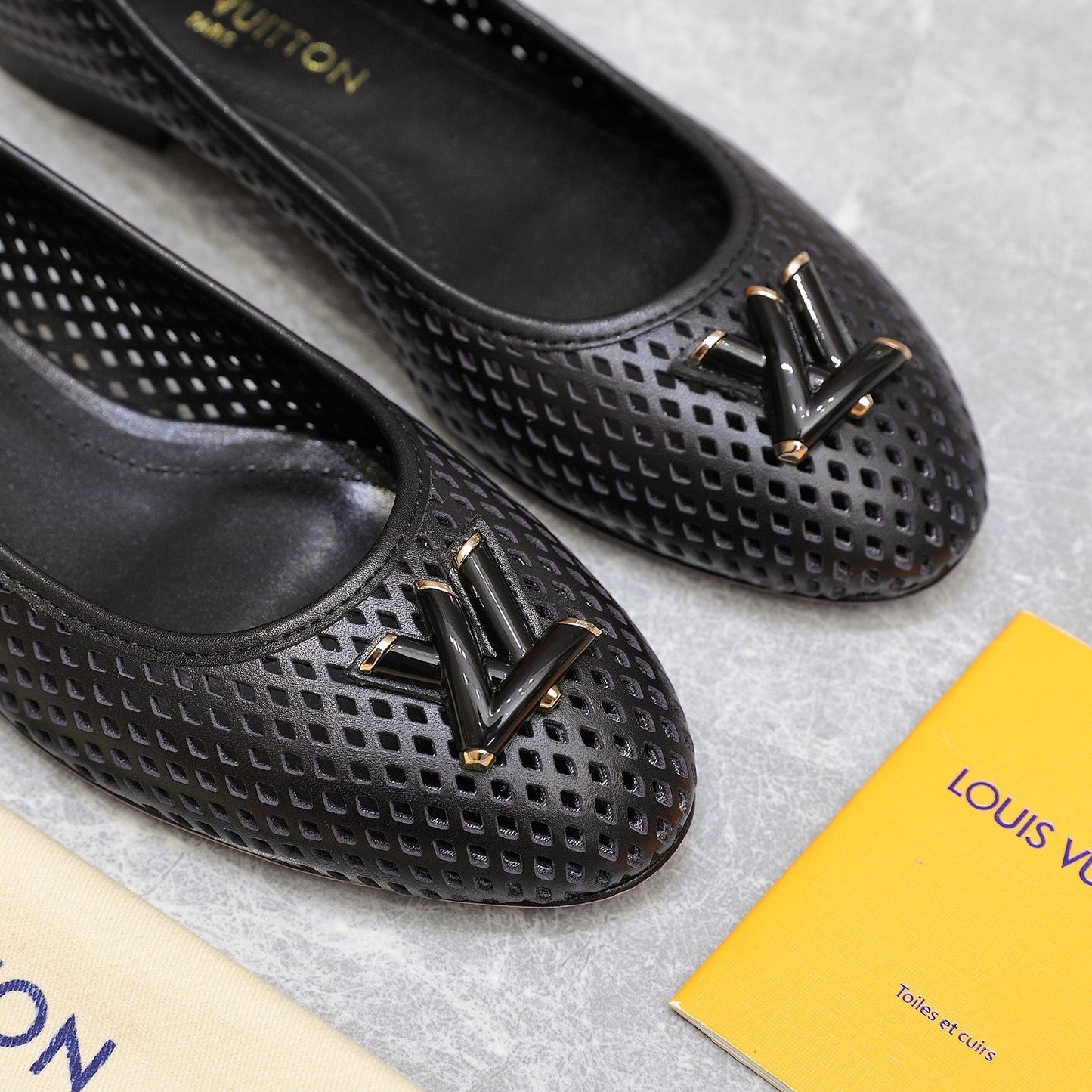 LV WOMEN'S BALLET FLAT IN BLACK CALFSKIN WITH PERFORATION CRAFTMANSHIP - 35