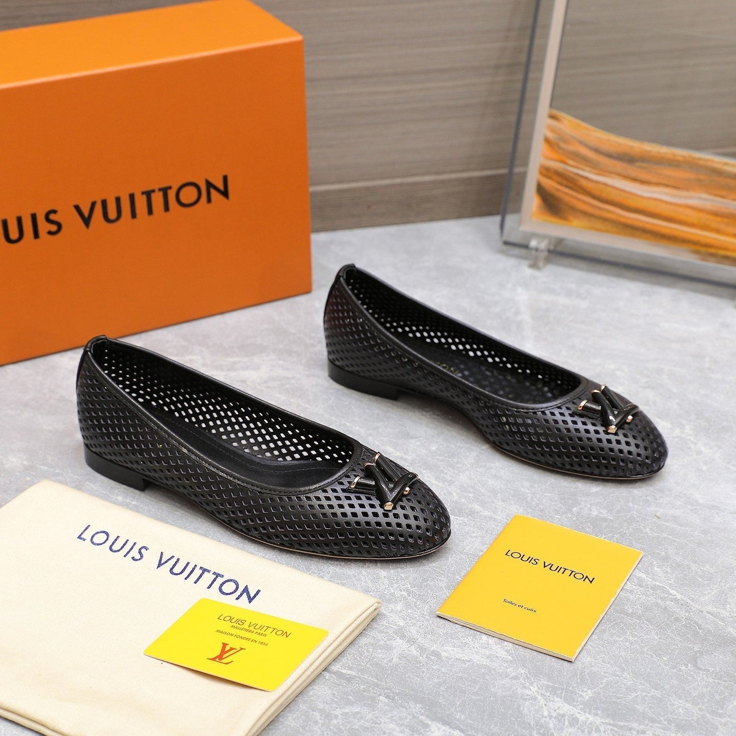 LV WOMEN'S BALLET FLAT IN BLACK CALFSKIN WITH PERFORATION CRAFTMANSHIP - 35