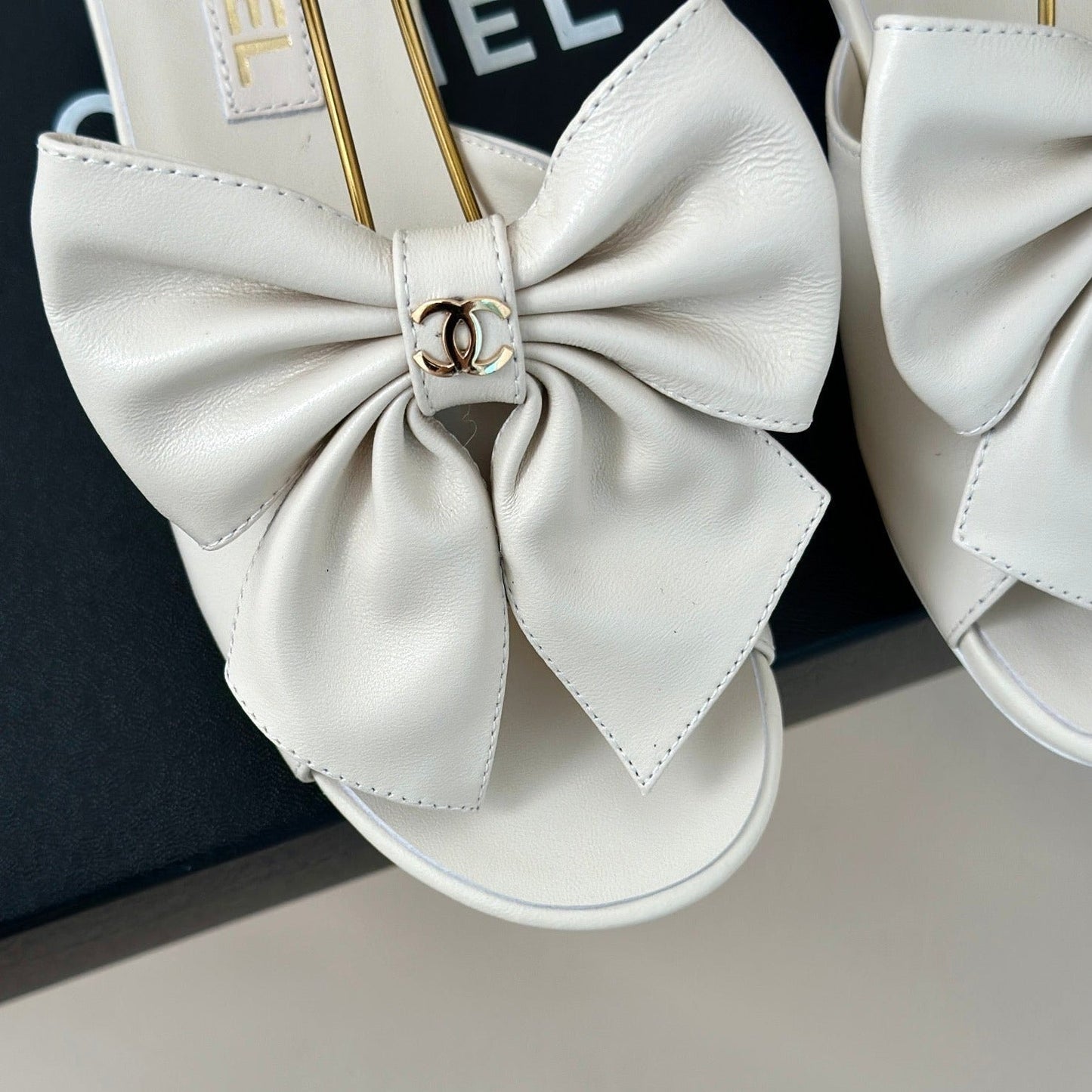 Double C Big Bow Pearl Chain Sandals White Lambskin - 35