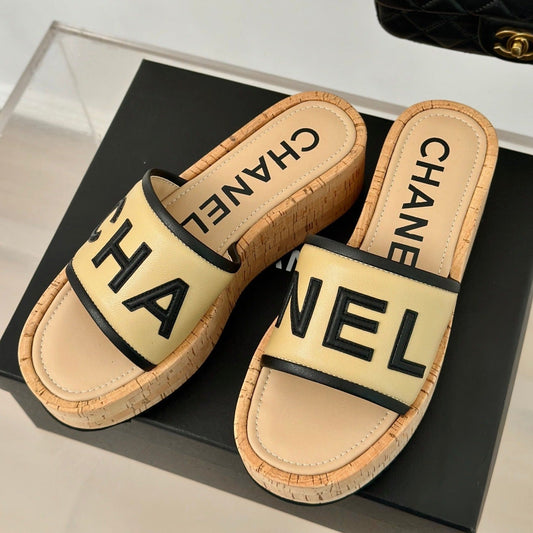 THICK SOLE LETTER SLIPPERS IN DARK CREAM SHEEPSKIN - 35