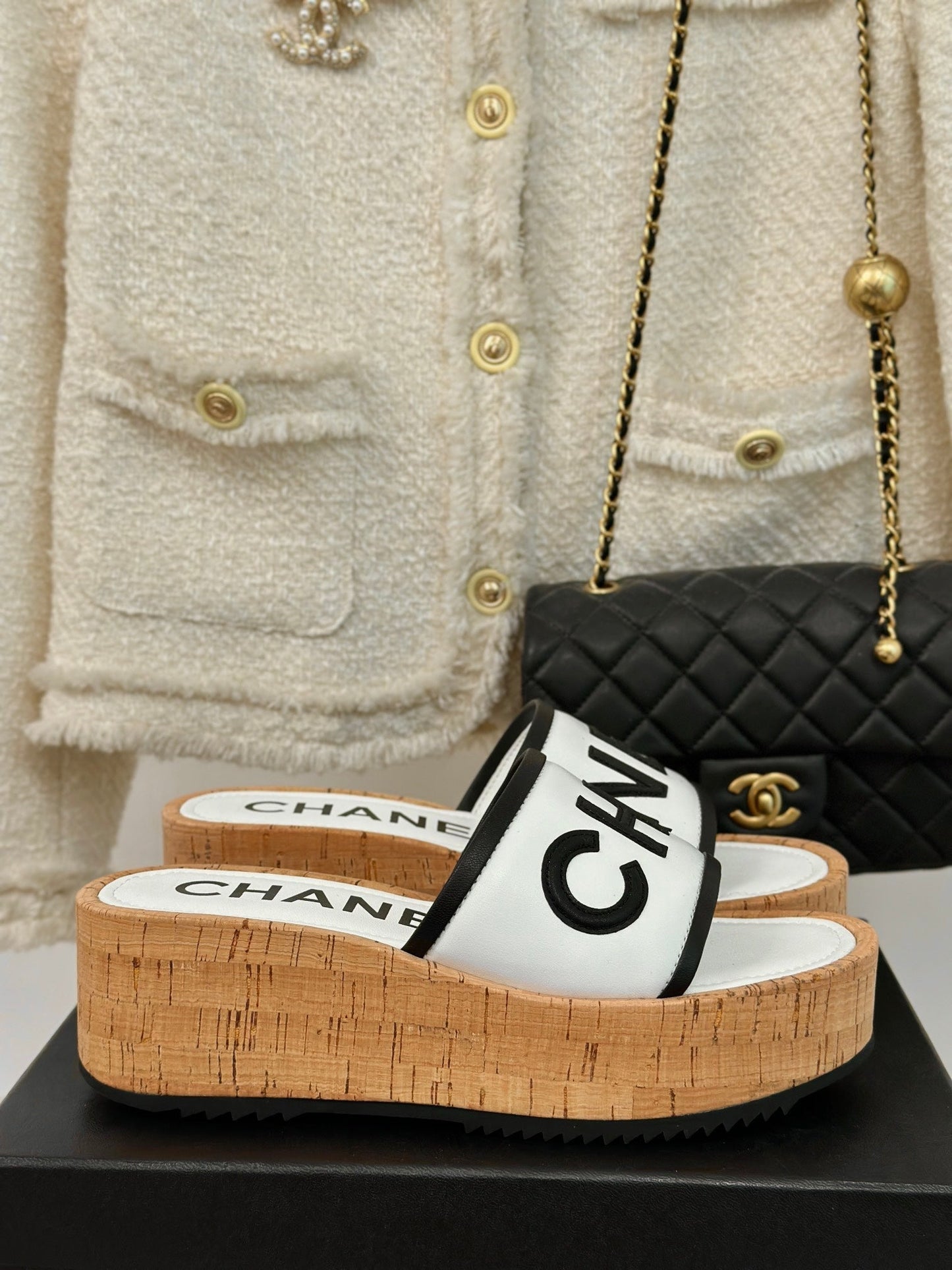 THICK SOLE LETTER SLIPPERS IN WHITE SHEEPSKIN - 35