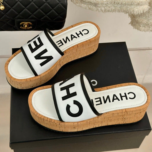 THICK SOLE LETTER SLIPPERS IN WHITE SHEEPSKIN - 35