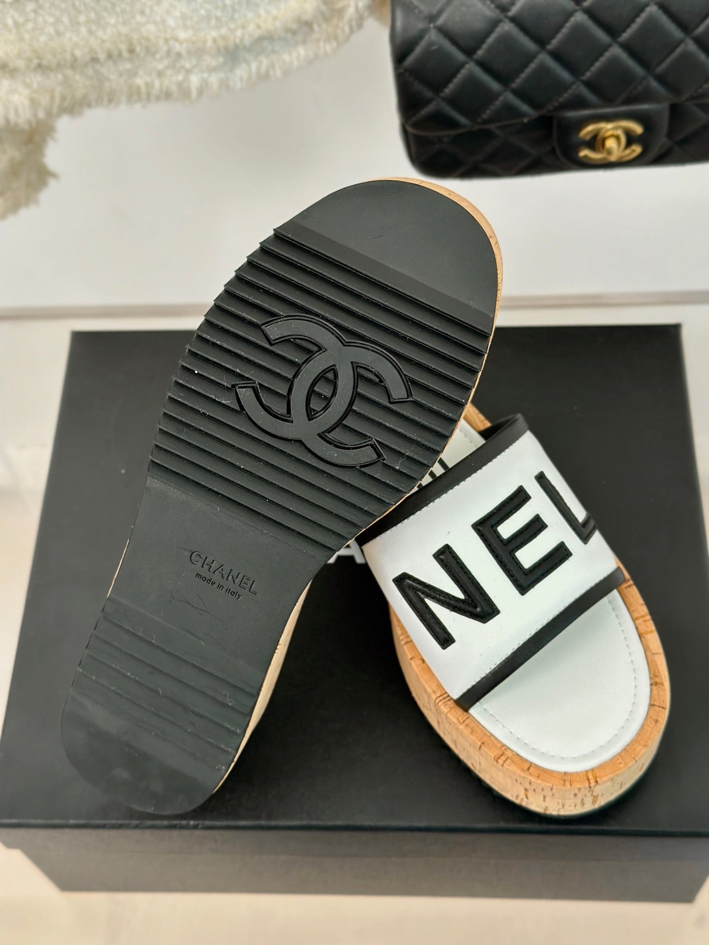 THICK SOLE LETTER SLIPPERS IN WHITE SHEEPSKIN - 35