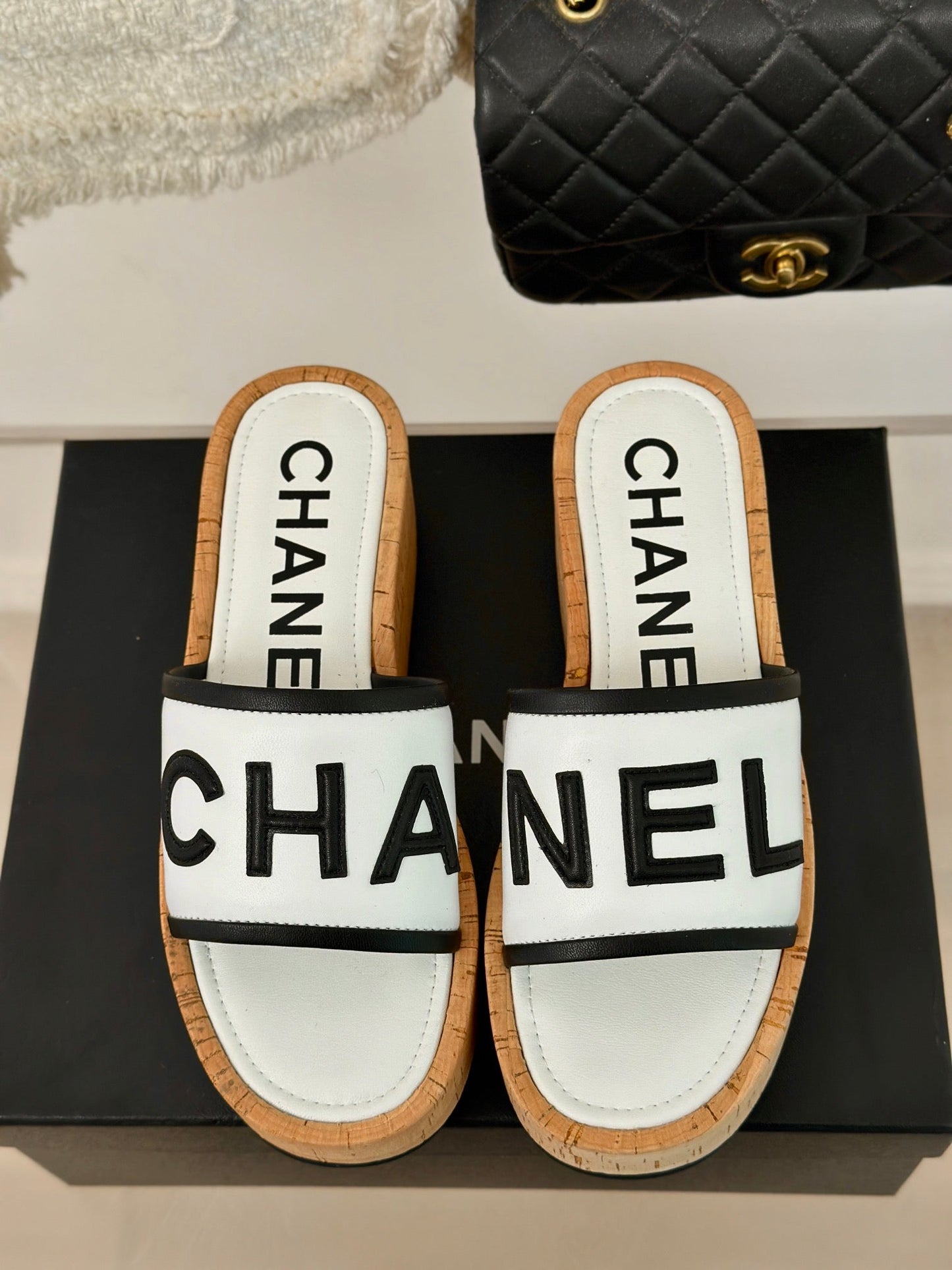 THICK SOLE LETTER SLIPPERS IN WHITE SHEEPSKIN - 35