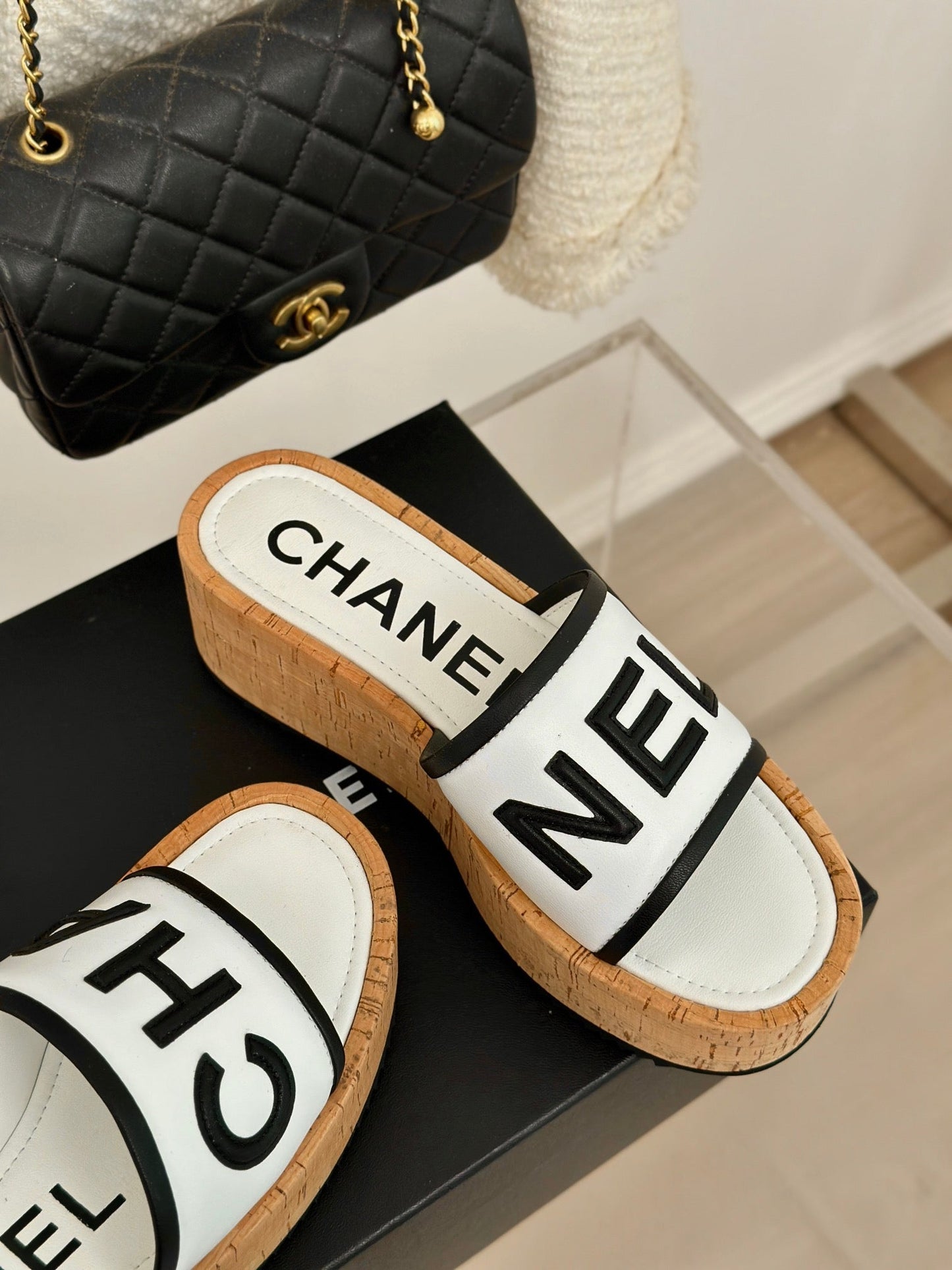 THICK SOLE LETTER SLIPPERS IN WHITE SHEEPSKIN - 35