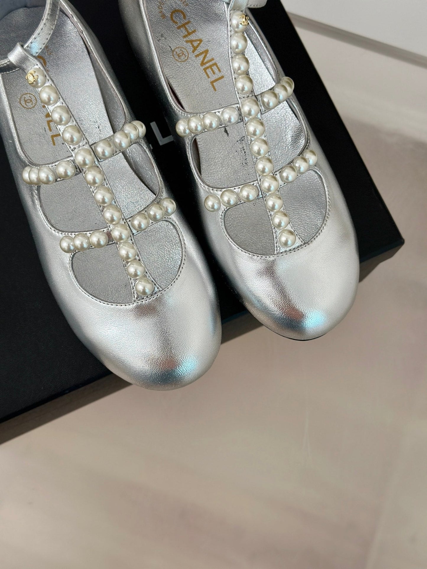 MARY JANES SHOES SILVER GOATSKIN WITH FAUX PEARL - 35