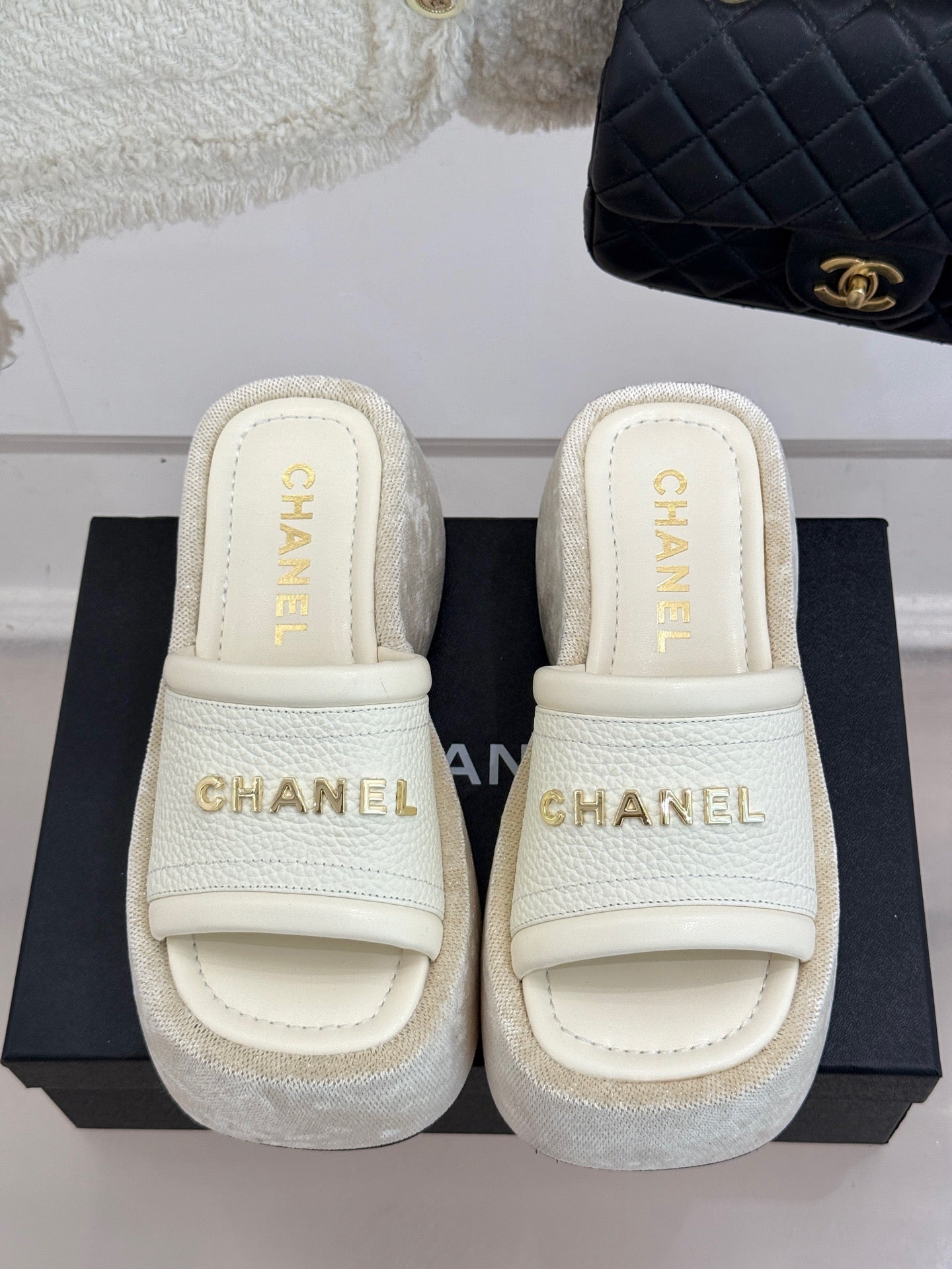 PLATFORM SLIPPERS IN WHITE LAMBSKIN - 35