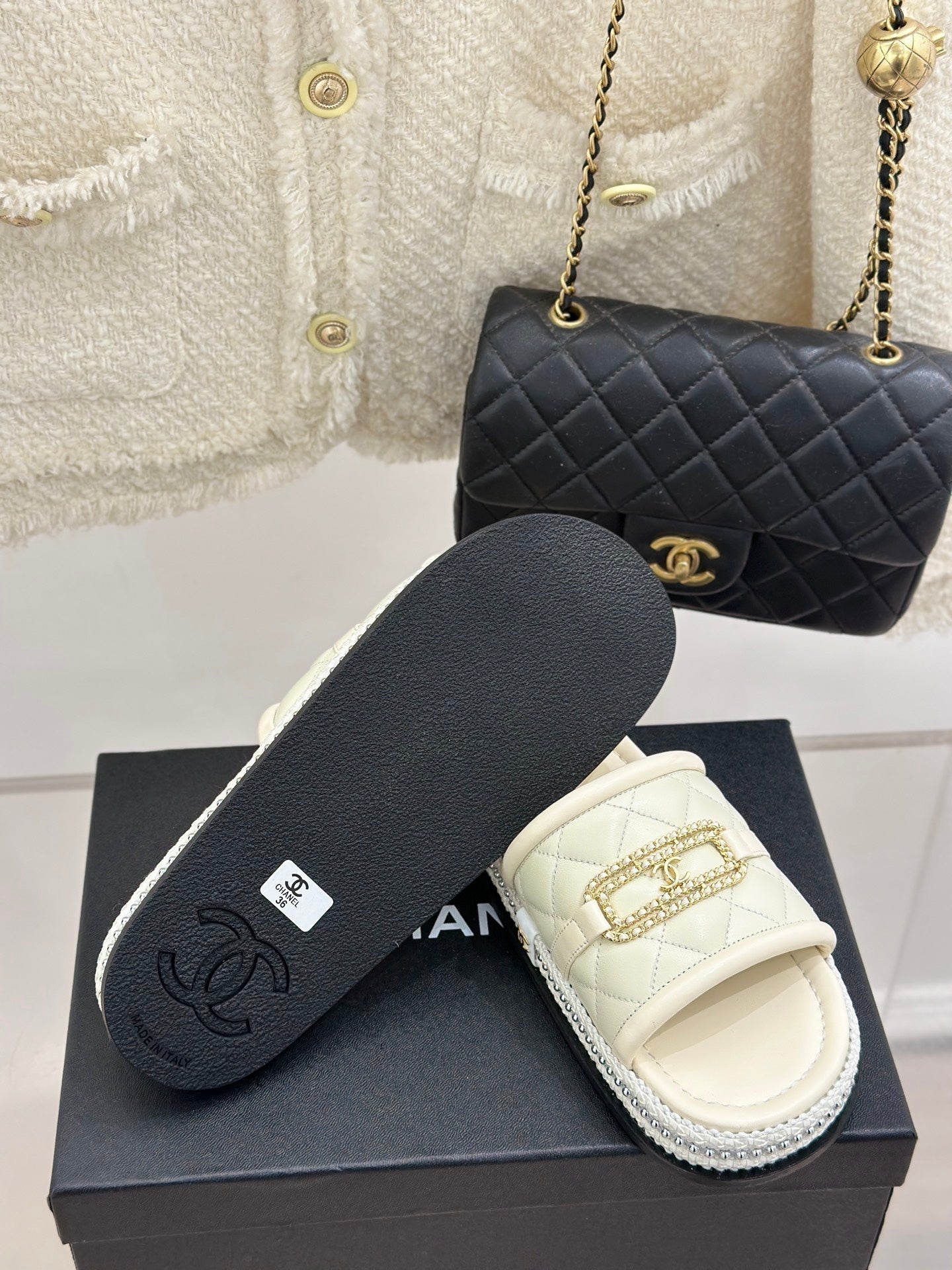 DIAMOND QUILTED CHAIN LAZY SLIPPERS IN WHITE LAMBSKIN - 35