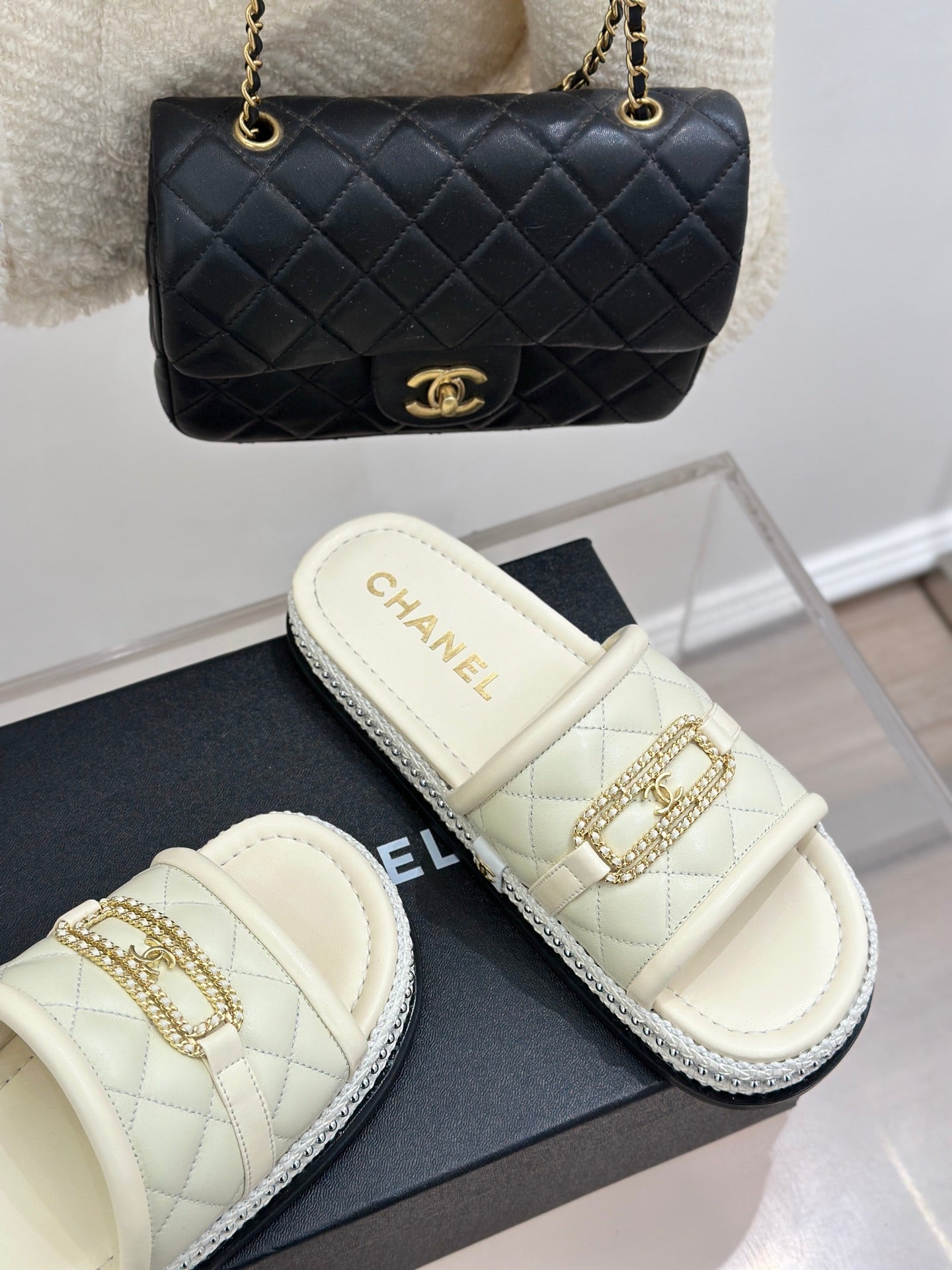 DIAMOND QUILTED CHAIN LAZY SLIPPERS IN WHITE LAMBSKIN - 35