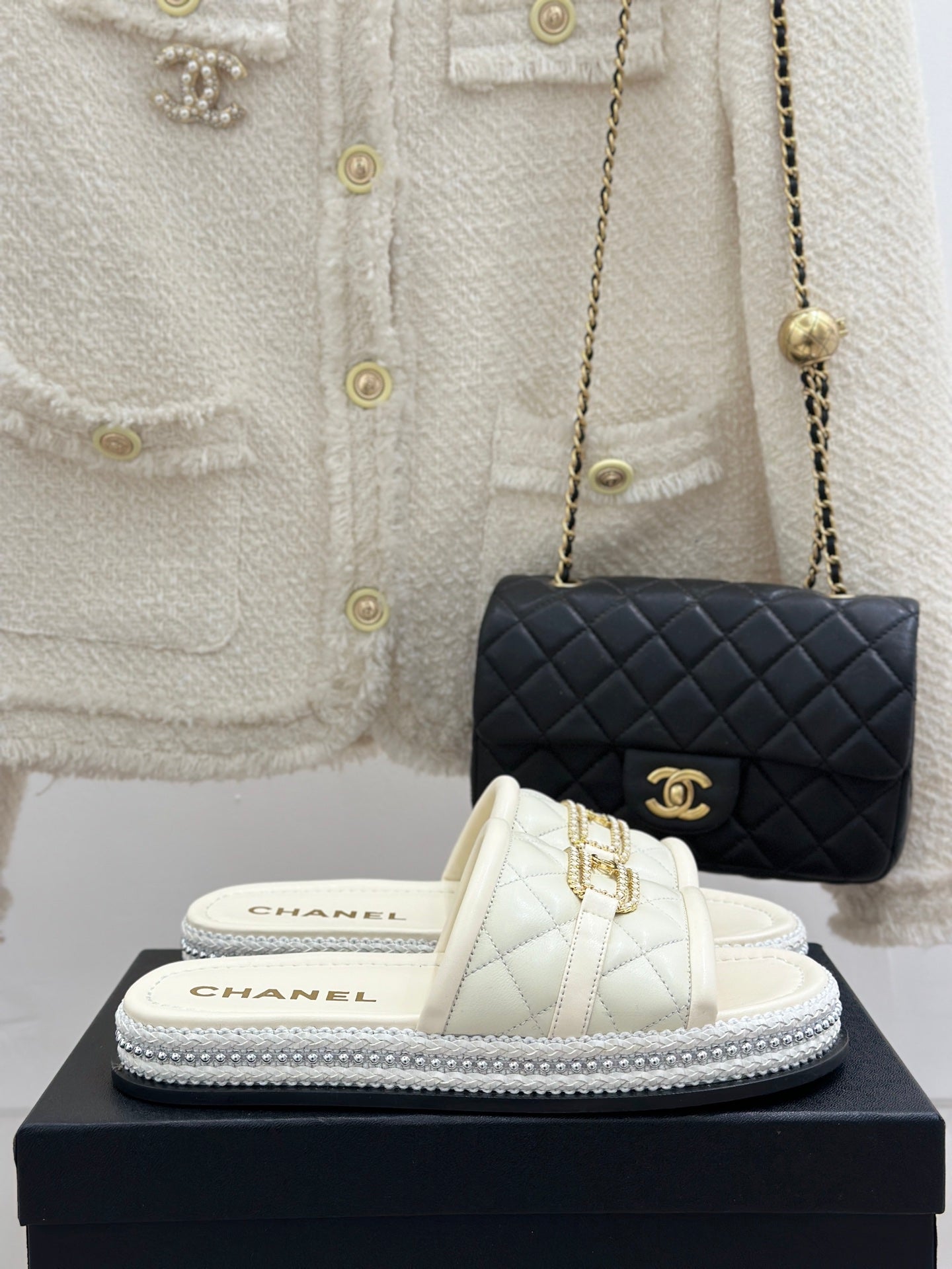 DIAMOND QUILTED CHAIN LAZY SLIPPERS IN WHITE LAMBSKIN - 35