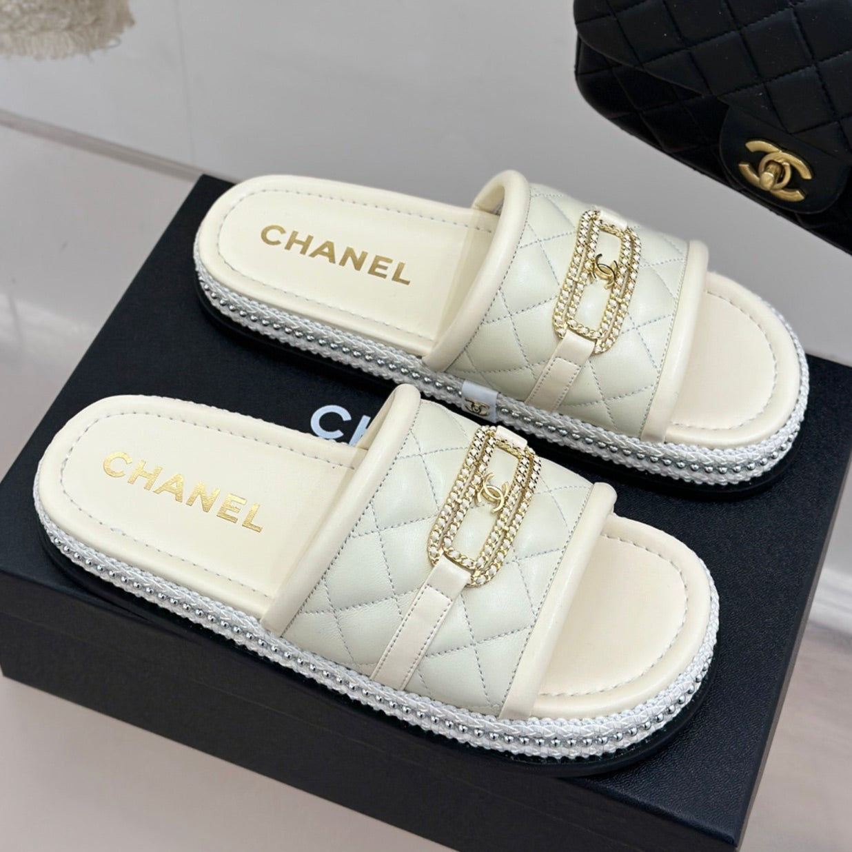 DIAMOND QUILTED CHAIN LAZY SLIPPERS IN WHITE LAMBSKIN - 35