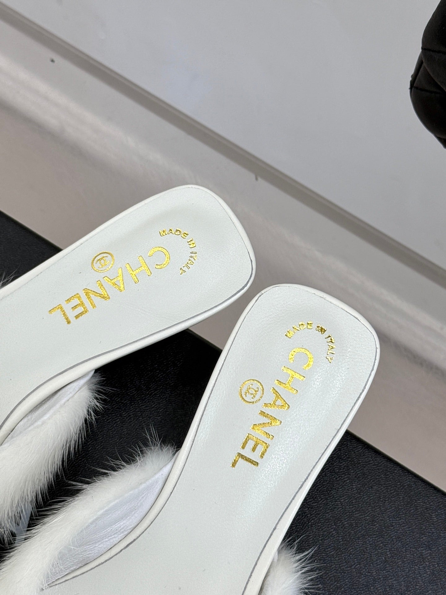 RABBIT FUR POINTED-TOE MULE IN WHITE LAMBSKIN - 35